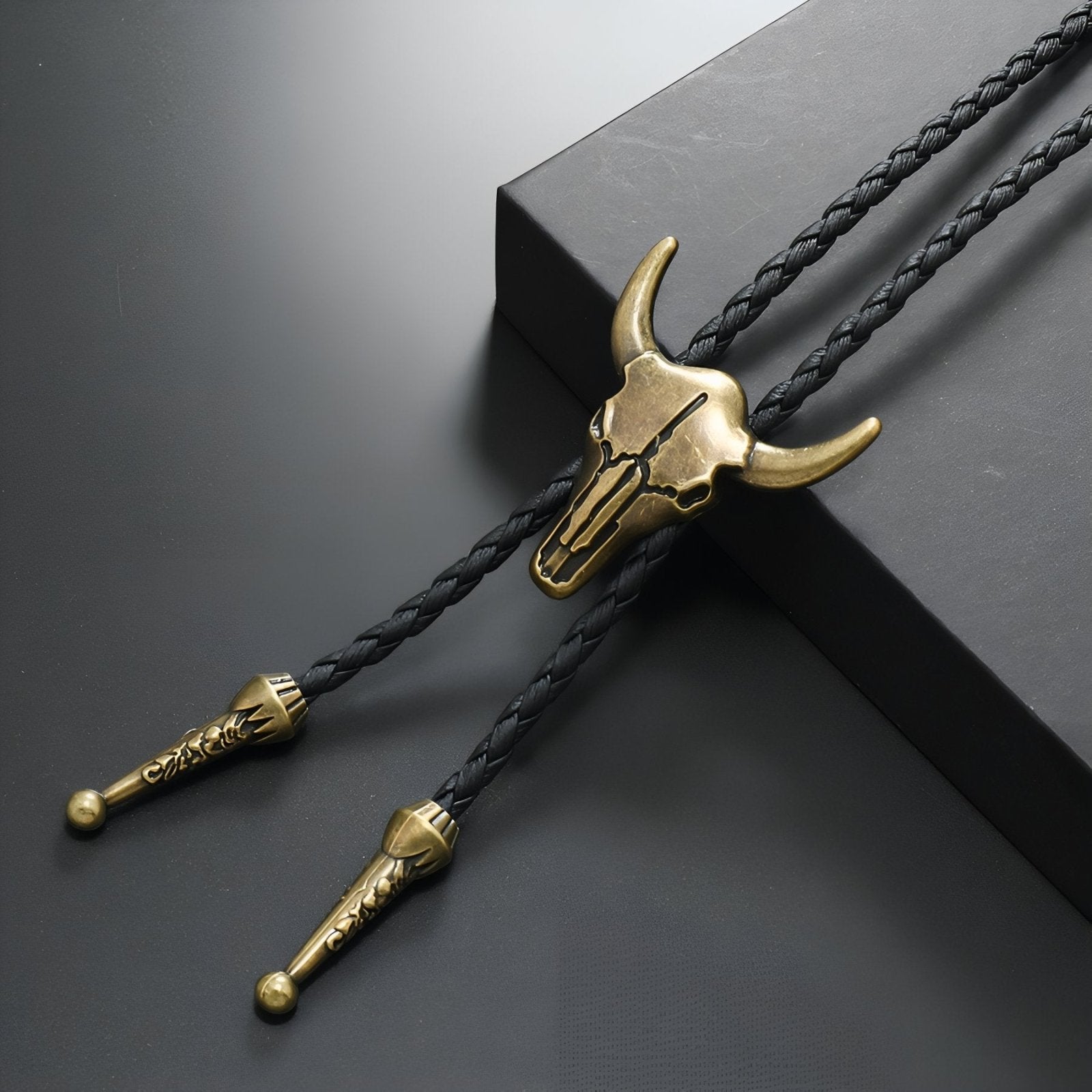 Collier bolo tie buffalo, tête de taureau en métal, cordon en cuir noir