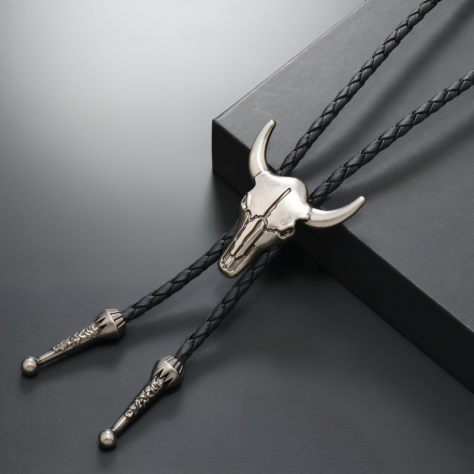 Collier bolo tie buffalo, tête de taureau en métal, cordon en cuir noir