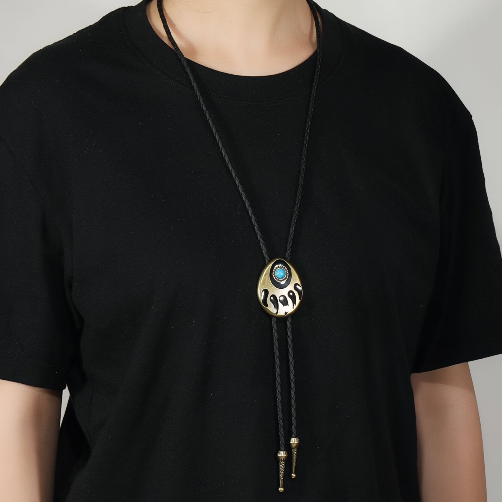 Collier bolo tie cowboy mixte, motif patte d'ours, style western, cordon en cuir noir et pierre turquoise