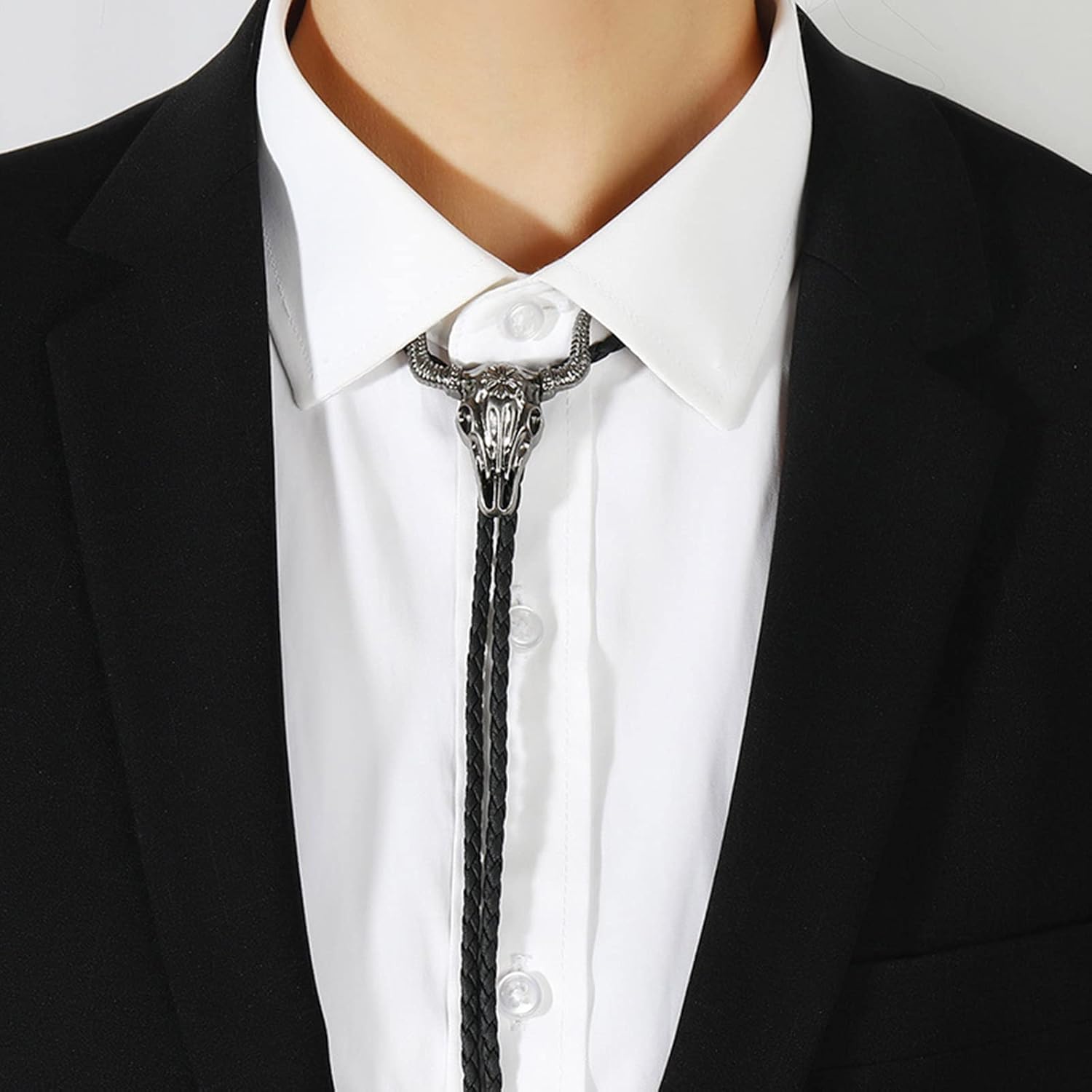 Collier bolo tie tête de taureau, cuir tressé noir, style western vintage