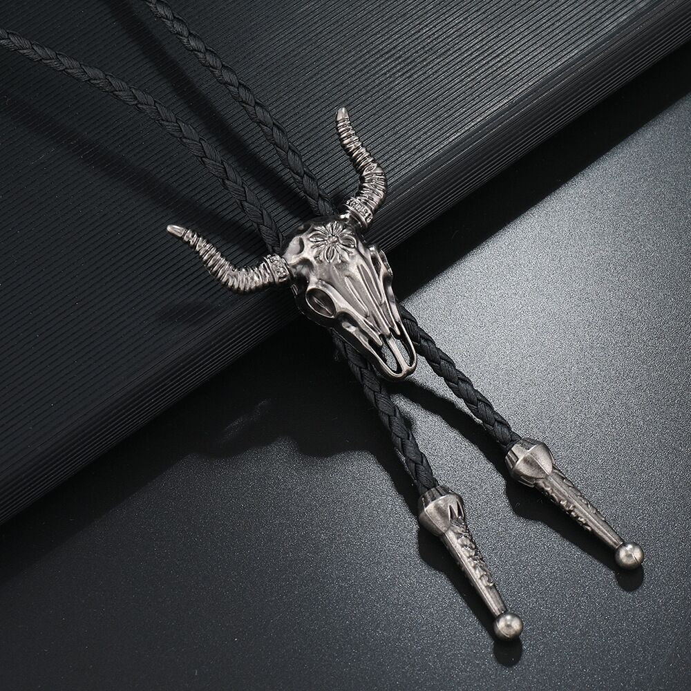 Collier bolo tie tête de taureau, cuir tressé noir, style western vintage