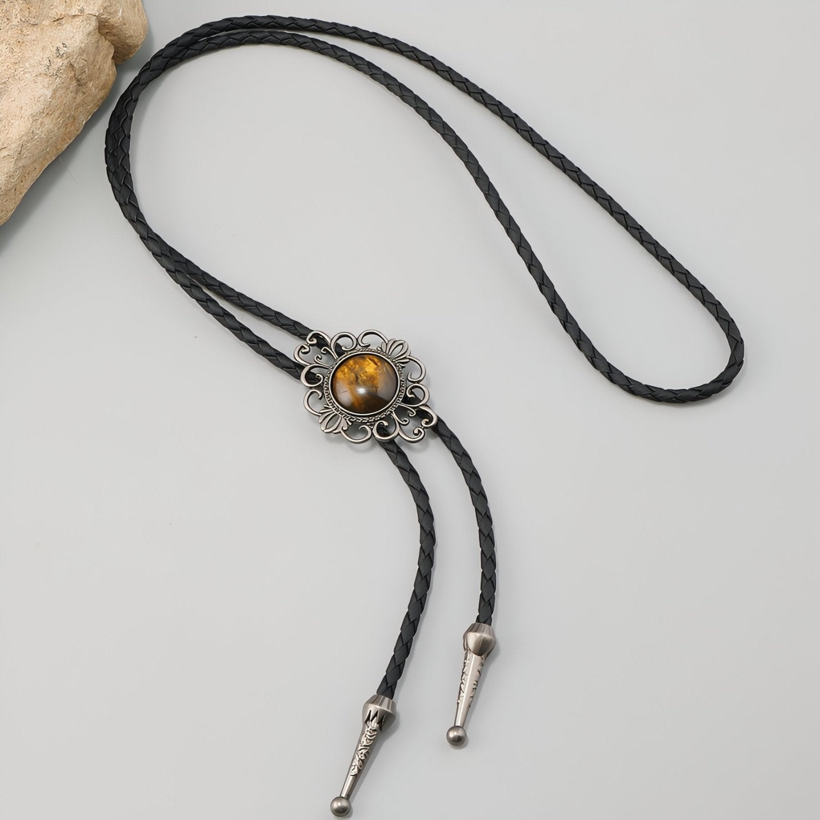 Collier bolo tie unisexe, cabochon œil - de - tigre et monture florale, cordon en cuir noir