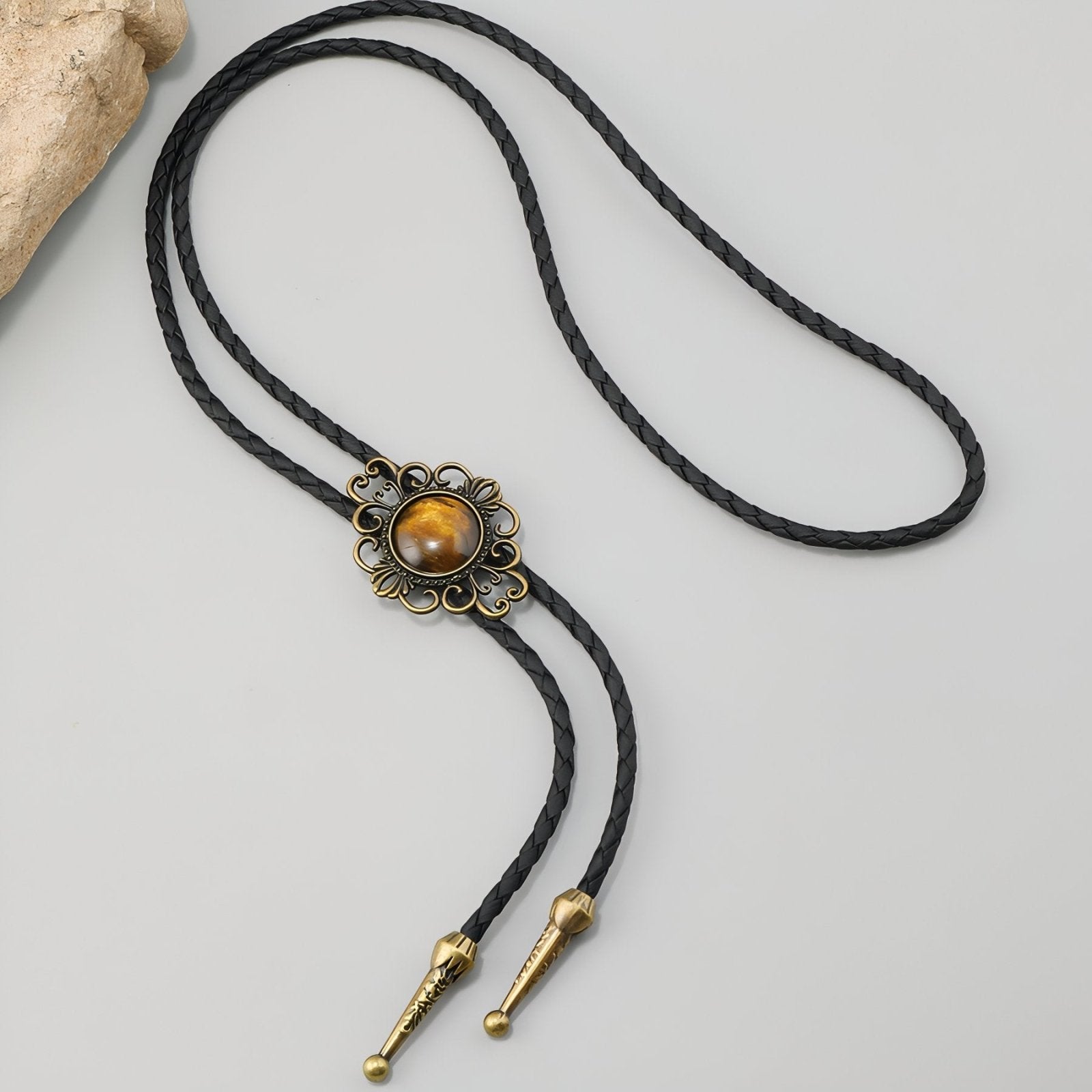 Collier bolo tie unisexe, cabochon œil - de - tigre et monture florale, cordon en cuir noir