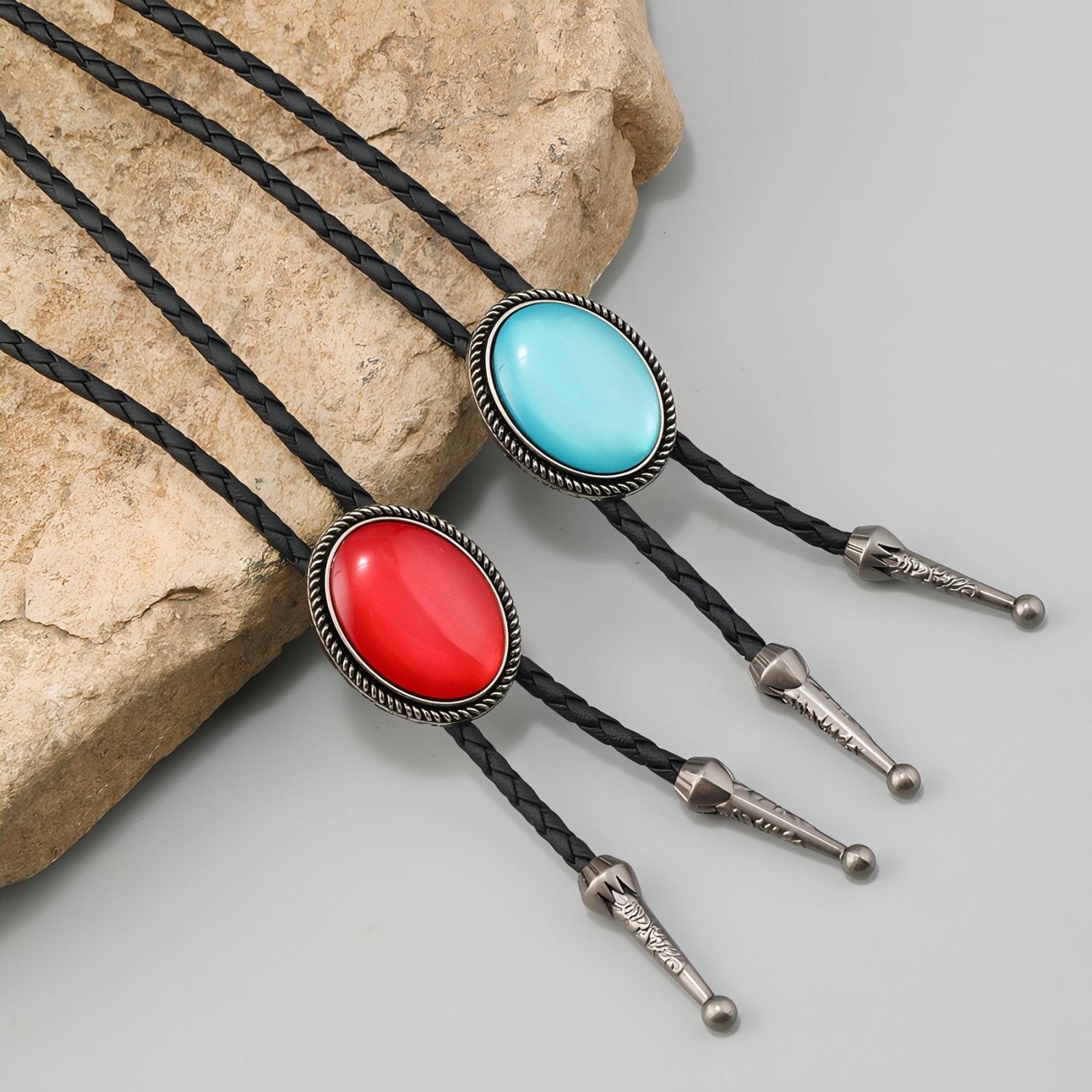 Collier bolo tie unisexe, médaillon cabochon ovale rouge ou turquoise, cordon en cuir noir