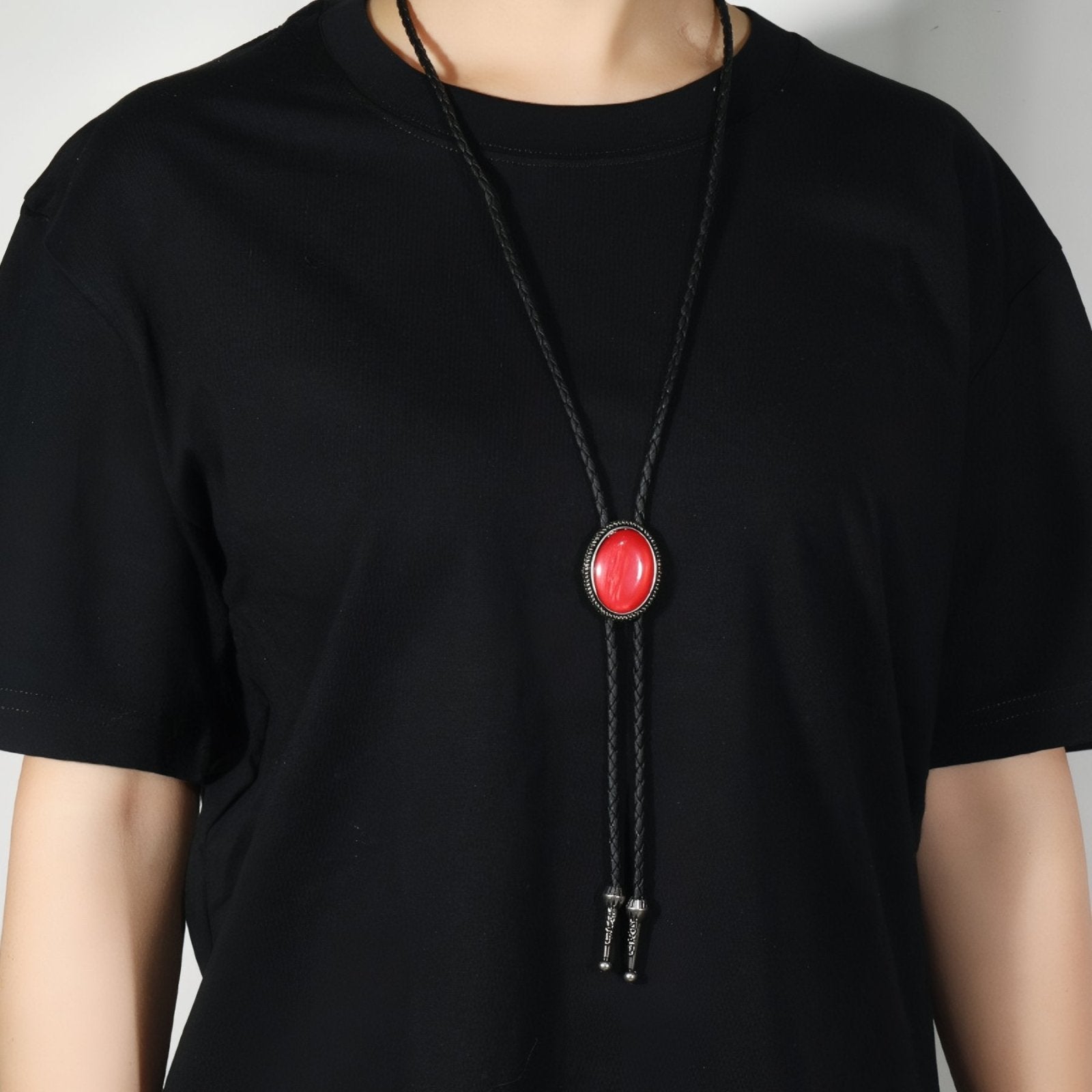 Collier bolo tie unisexe, médaillon cabochon ovale rouge ou turquoise, cordon en cuir noir