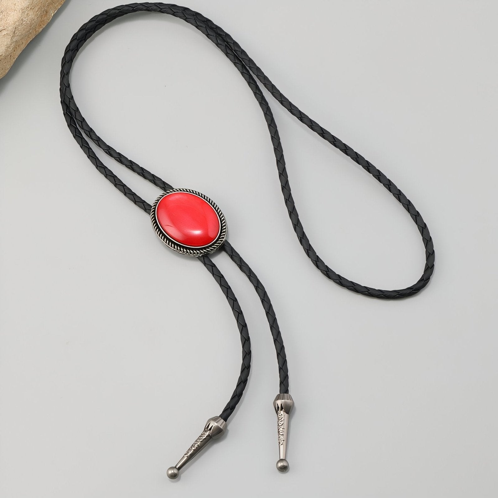 Collier bolo tie unisexe, médaillon cabochon ovale rouge ou turquoise, cordon en cuir noir