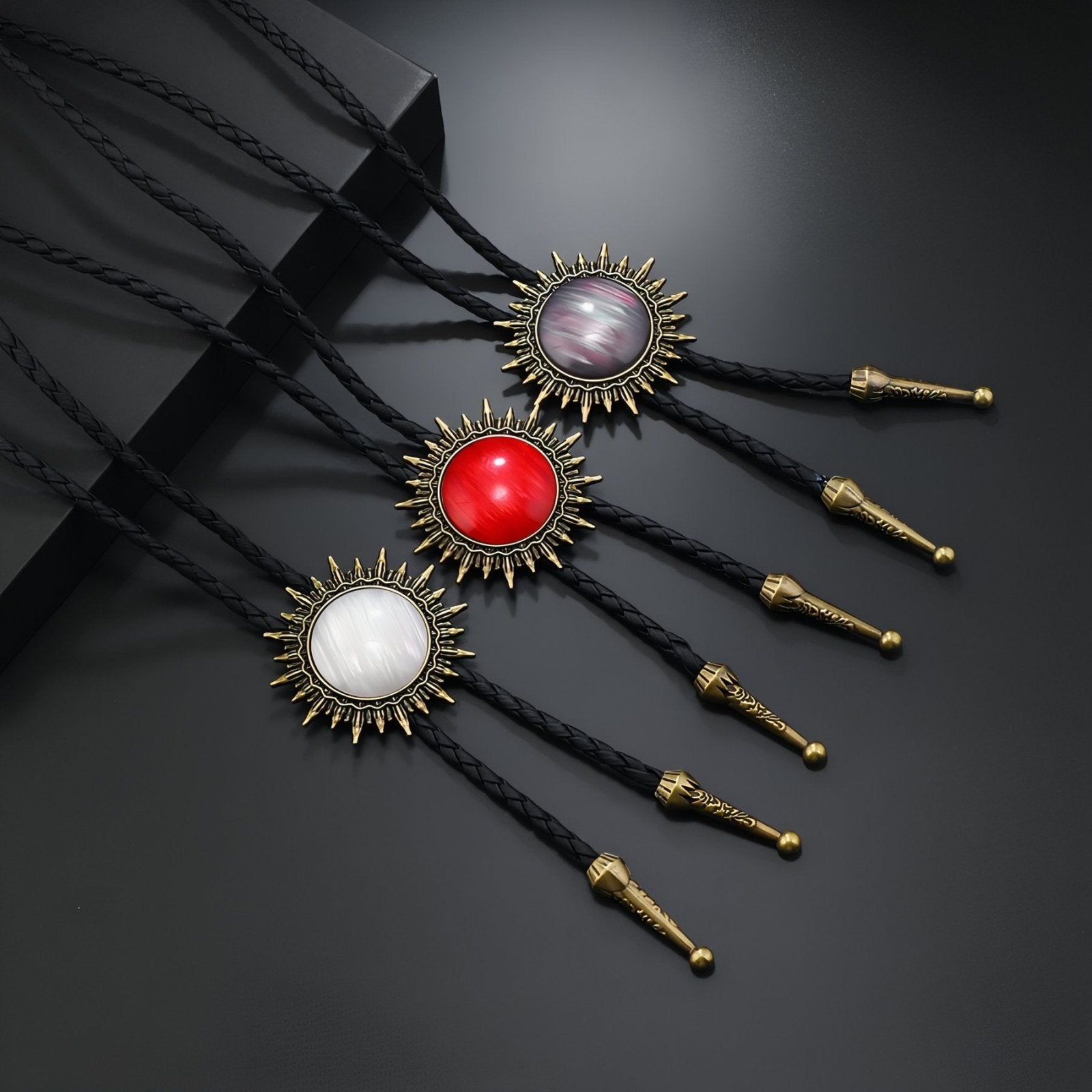 Collier bolo tie unisexe, médaillon cabochon soleil, cordon en cuir noir