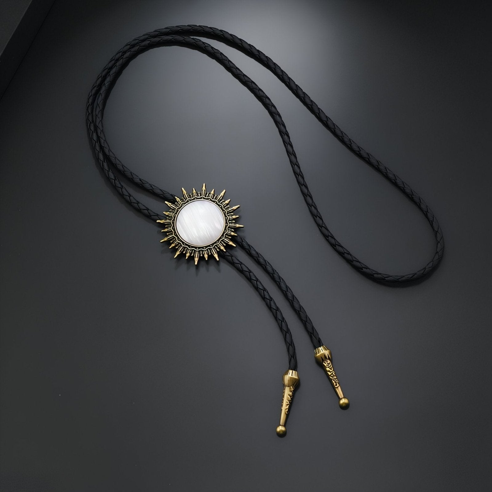 Collier bolo tie unisexe, médaillon cabochon soleil, cordon en cuir noir