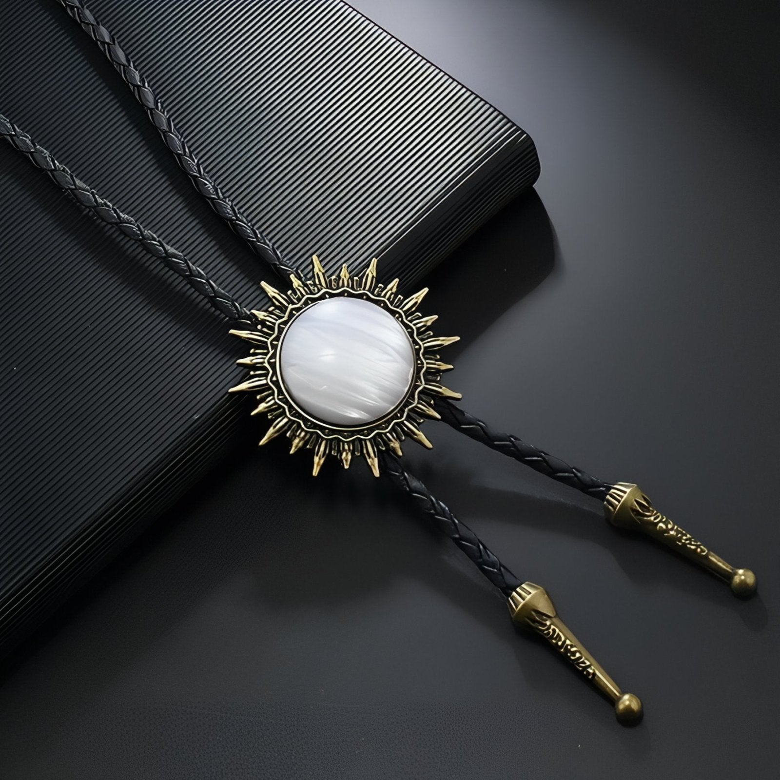 Collier bolo tie unisexe, médaillon cabochon soleil, cordon en cuir noir