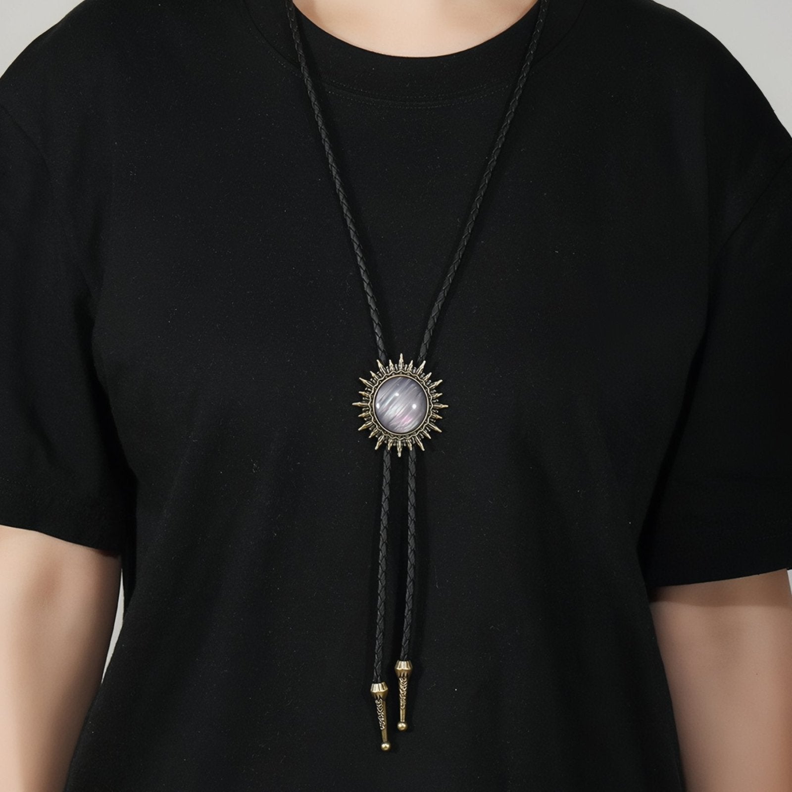 Collier bolo tie unisexe, médaillon cabochon soleil, cordon en cuir noir