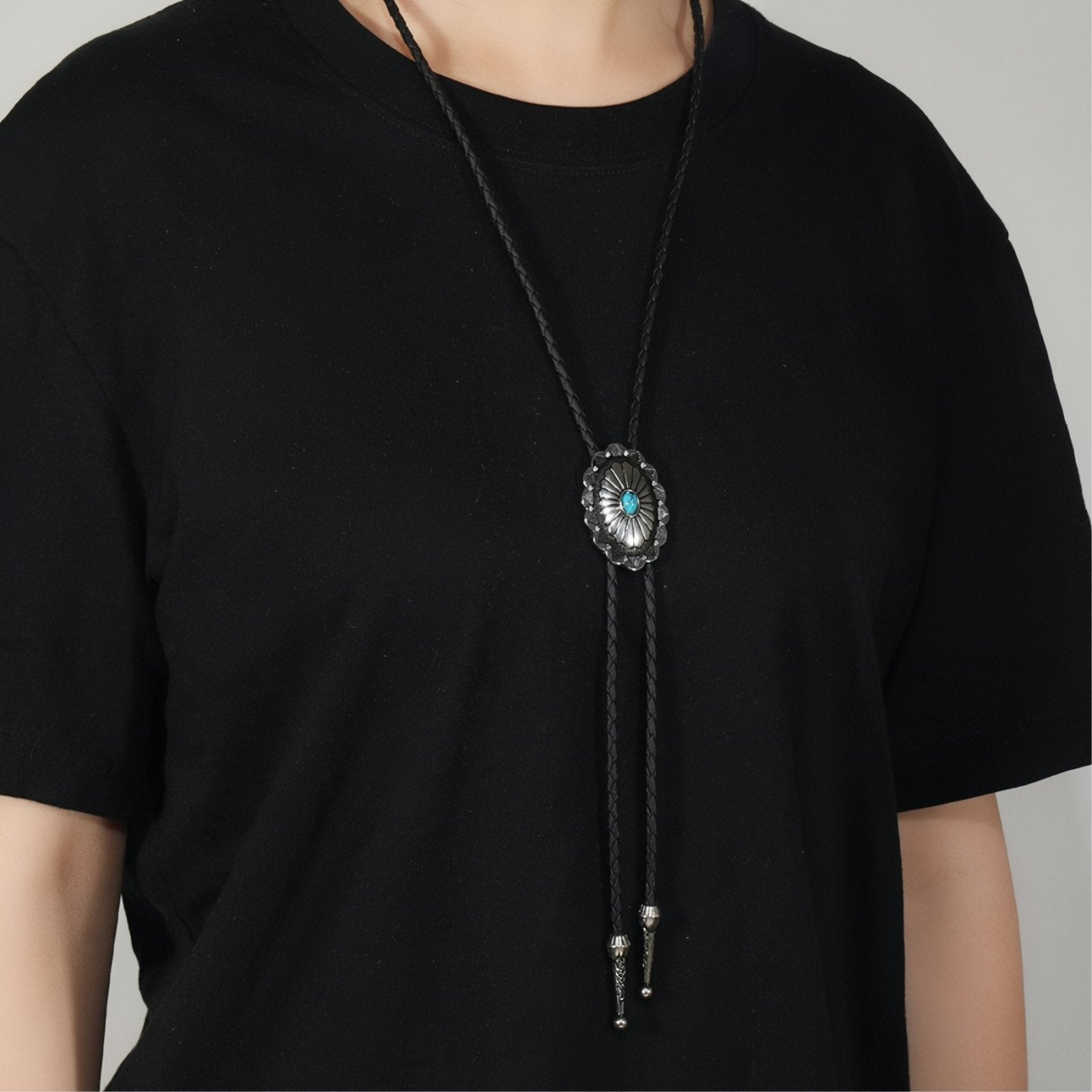 Collier bolo tie unisexe, médaillon motif tribal et pierre turquoise, cordon en cuir noir, style amérindien