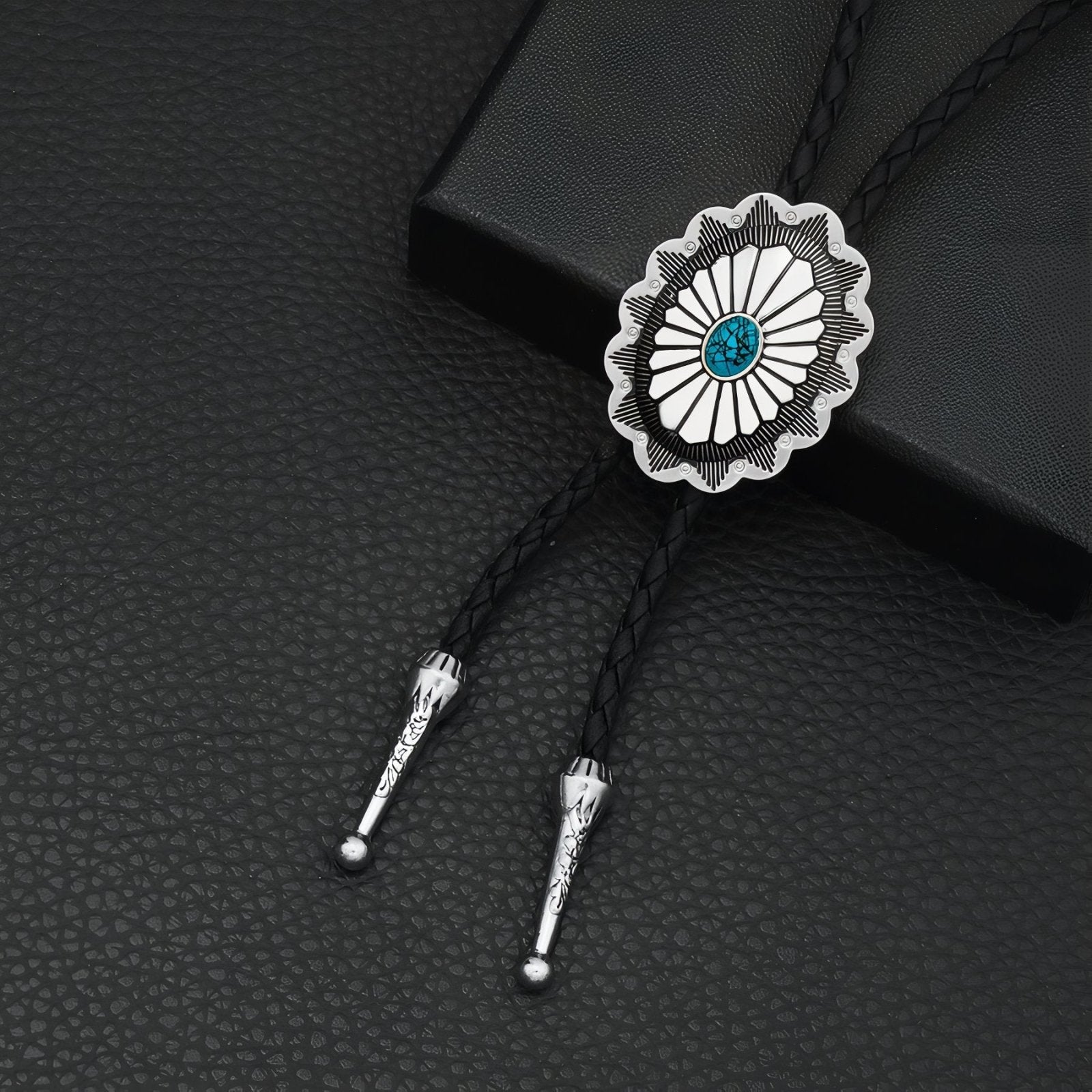 Collier bolo tie unisexe, médaillon motif tribal et pierre turquoise, cordon en cuir noir, style amérindien