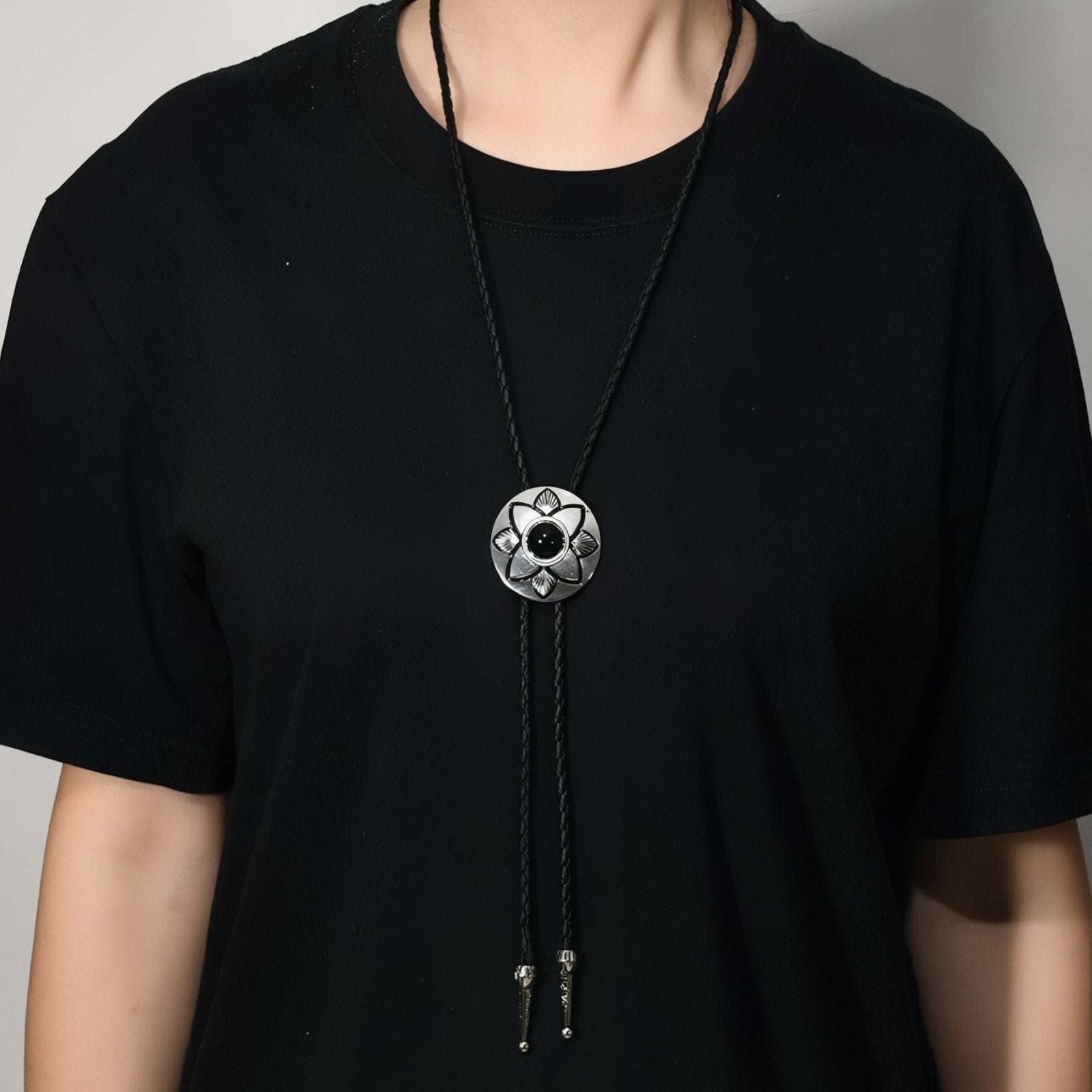 Collier bolo tie unisexe, médaillon rond floral et pierre turquoise ou noire, style western vintage