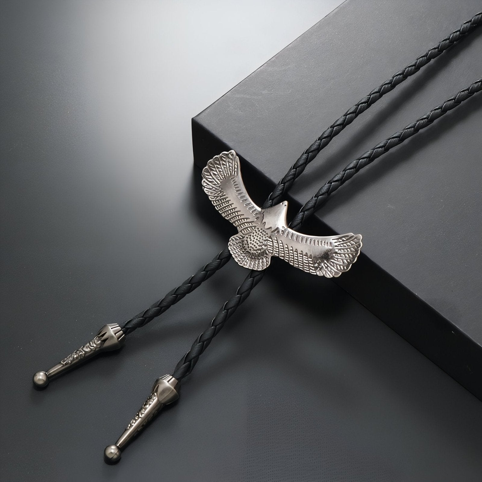 Collier bolo tie unisexe, ornement totem aigle en vol, cordon en cuir noir, style amérindien vintage