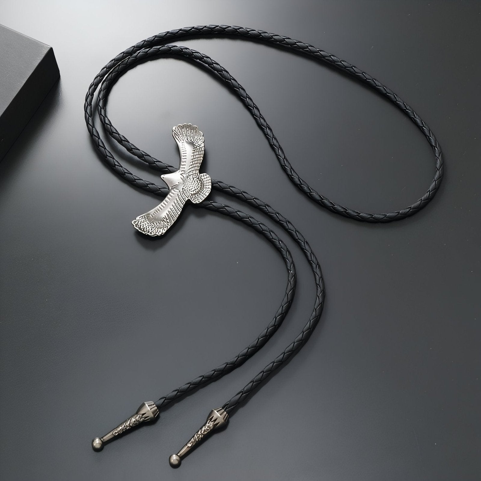 Collier bolo tie unisexe, ornement totem aigle en vol, cordon en cuir noir, style amérindien vintage
