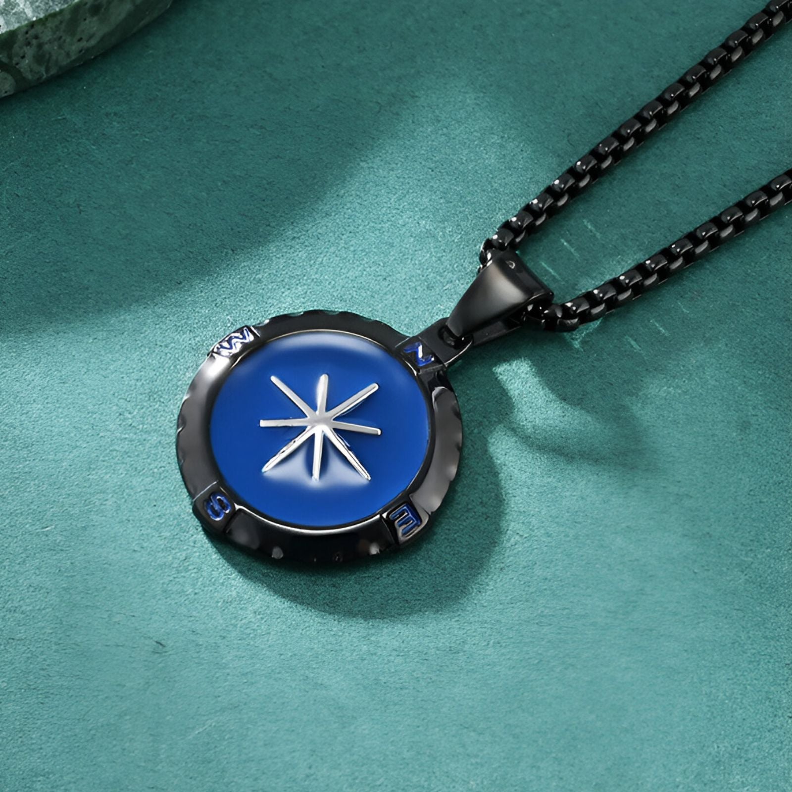 Collier boussole homme en acier, médaillon étoile du Nord noir et doré, modèle Atlas