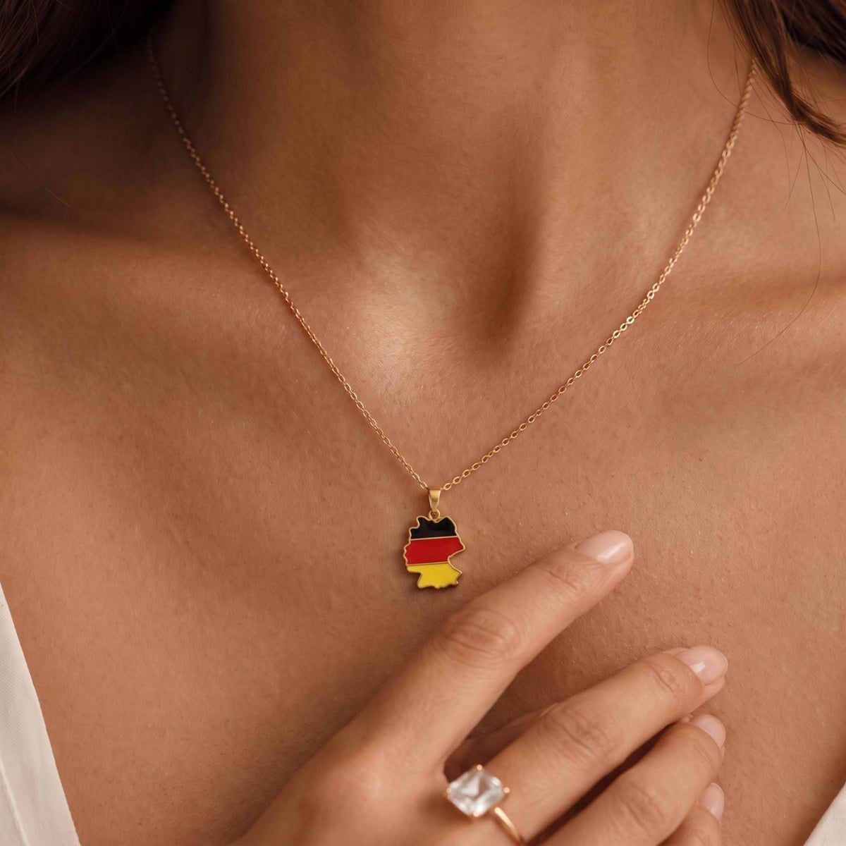 Collier carte d’Allemagne unisexe, en acier inoxydable, pendentif émaillé aux couleurs du drapeau allemand