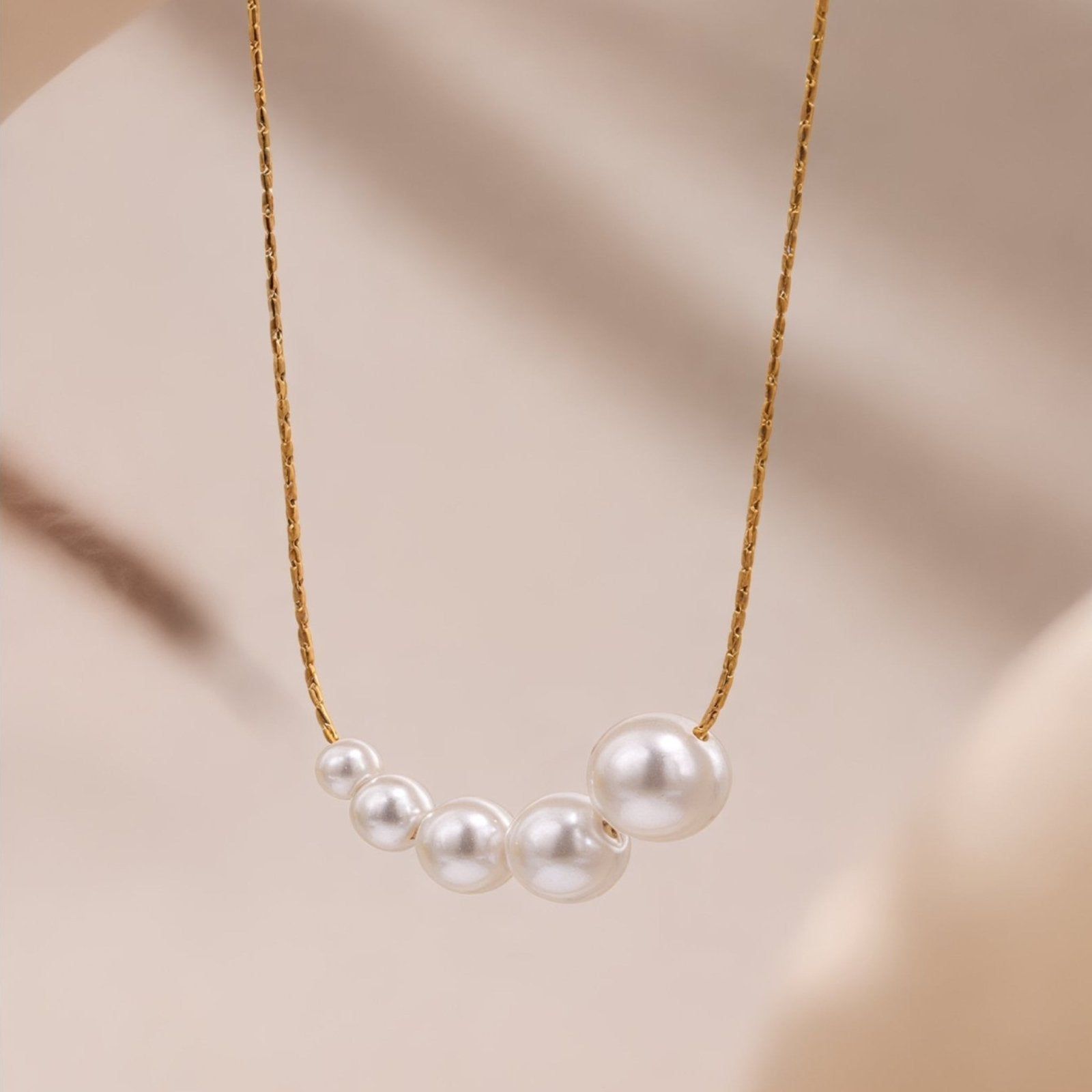 Collier chaîne fine plaqué or, perles nacrées en ligne, 40 cm extensible, modèle Savannah