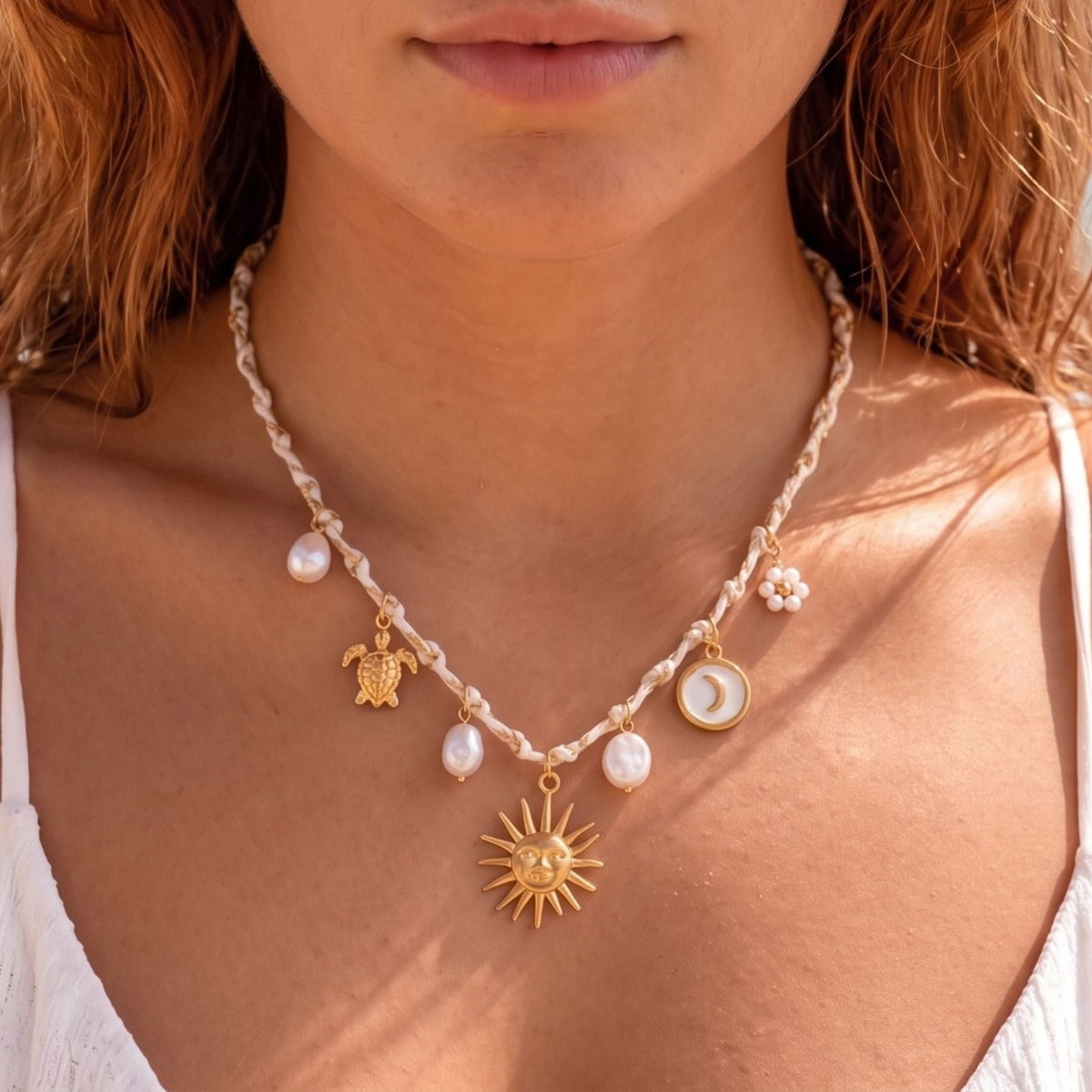 Collier charms à pendentif soleil pour femme, en acier inoxydable doré, cordon blanc avec tortue et perles