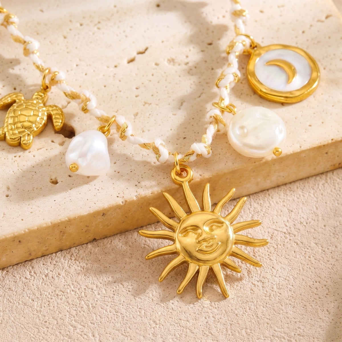 Collier charms à pendentif soleil pour femme, en acier inoxydable doré, cordon blanc avec tortue et perles