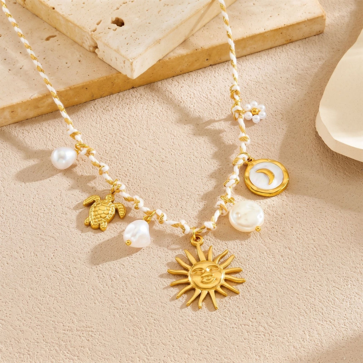 Collier charms à pendentif soleil pour femme, en acier inoxydable doré, cordon blanc avec tortue et perles