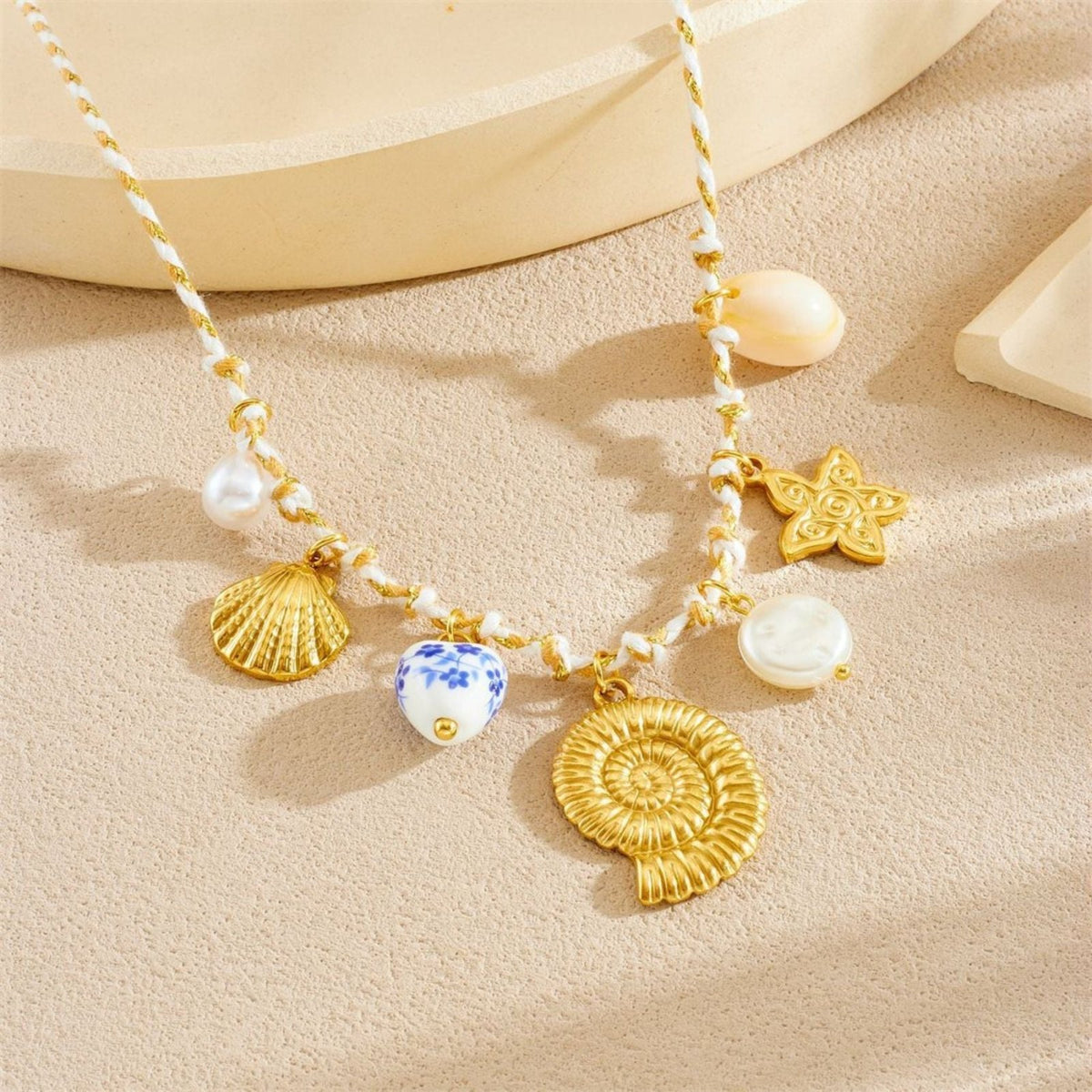 Collier charms coquillage pour femme, en acier inoxydable doré, cordon blanc orné de perles et motifs marins