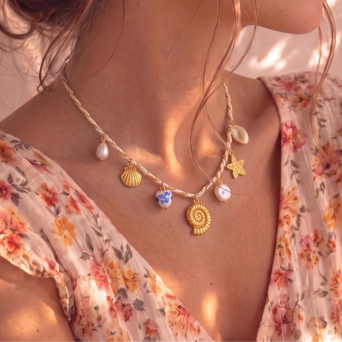 Collier charms coquillage pour femme, en acier inoxydable doré, cordon blanc orné de perles et motifs marins