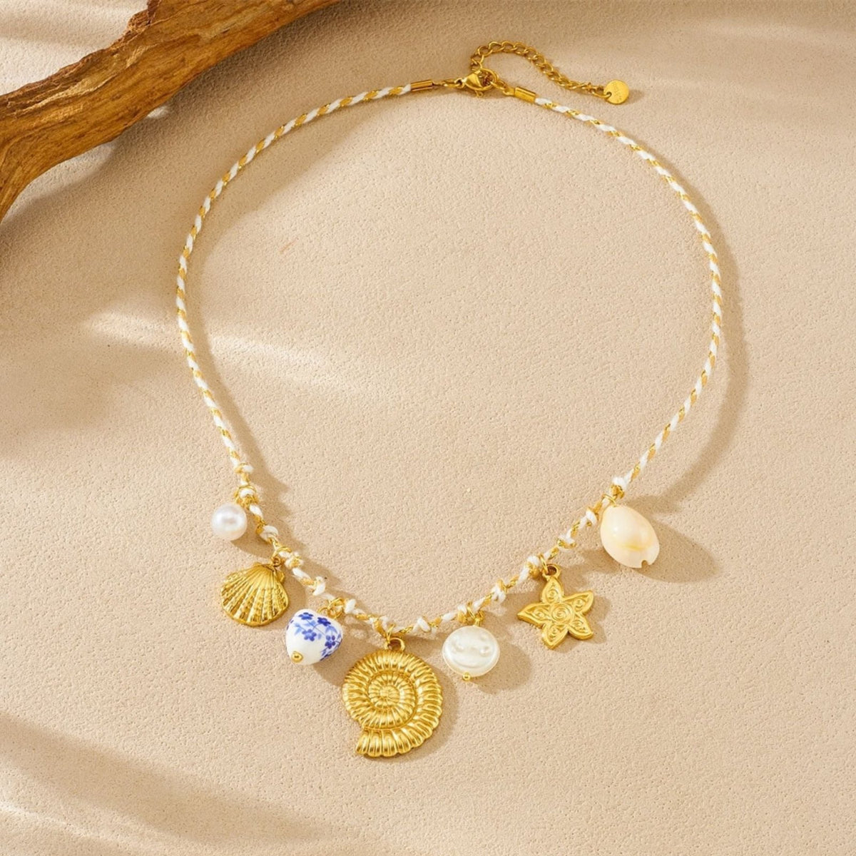 Collier charms coquillage pour femme, en acier inoxydable doré, cordon blanc orné de perles et motifs marins