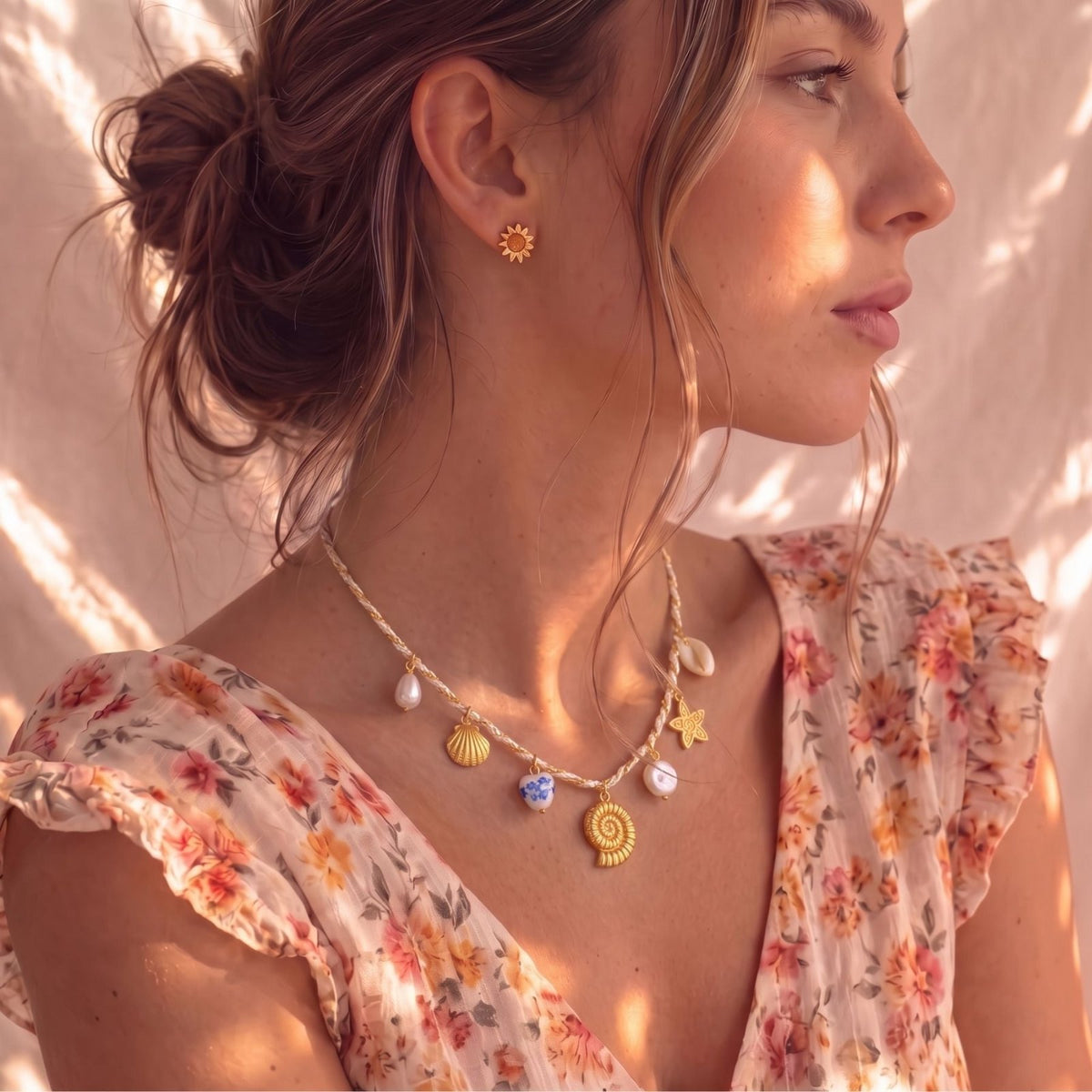 Collier charms coquillage pour femme, en acier inoxydable doré, cordon blanc orné de perles et motifs marins