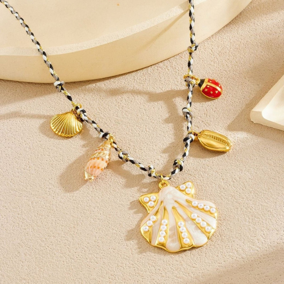 Collier charms marin pour femme, en acier inoxydable doré, cordon tressé noir et blanc avec pendentif coquillage nacré