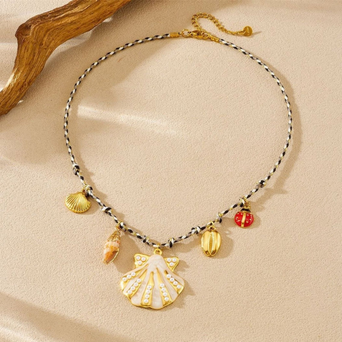 Collier charms marin pour femme, en acier inoxydable doré, cordon tressé noir et blanc avec pendentif coquillage nacré