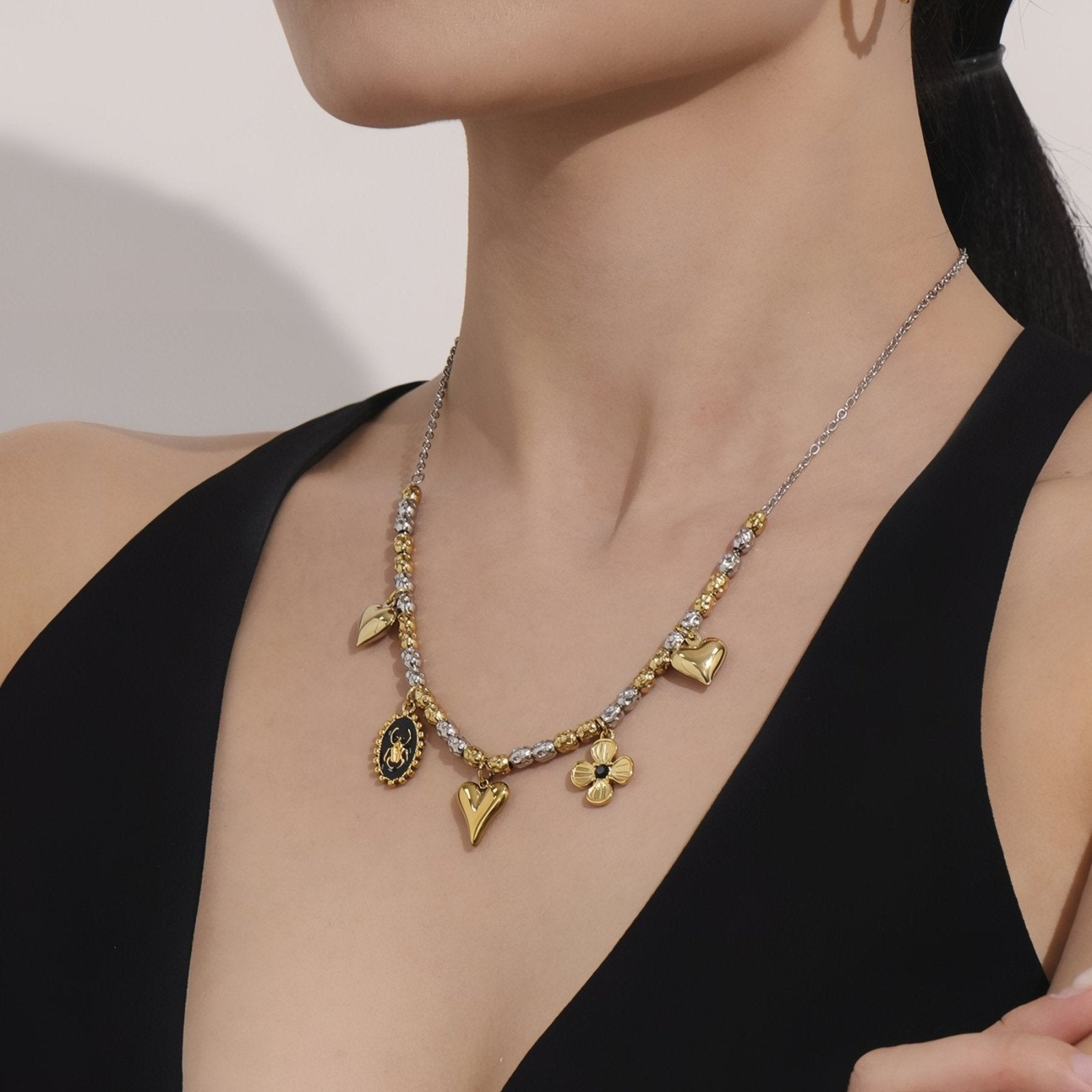 Collier charms or et argent, pendentifs cœurs, fleur et scarabée, en acier inoxydable