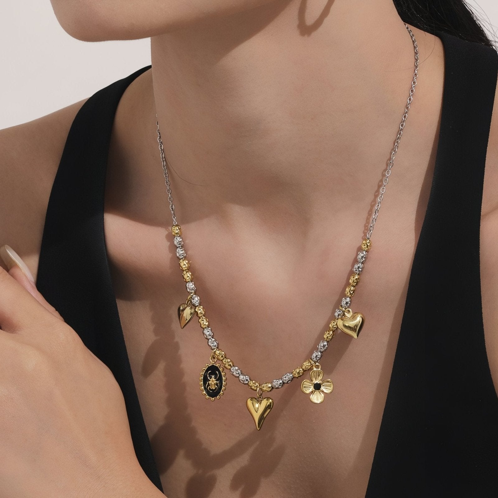 Collier charms or et argent, pendentifs cœurs, fleur et scarabée, en acier inoxydable