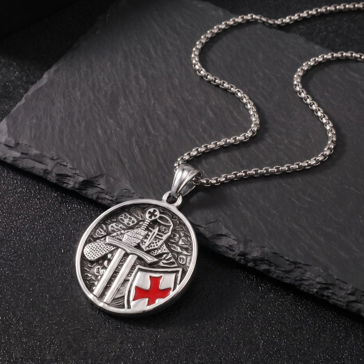 Collier chevalier templier pour homme, en acier inoxydable argenté, pendentif rond avec épée et bouclier à croix rouge