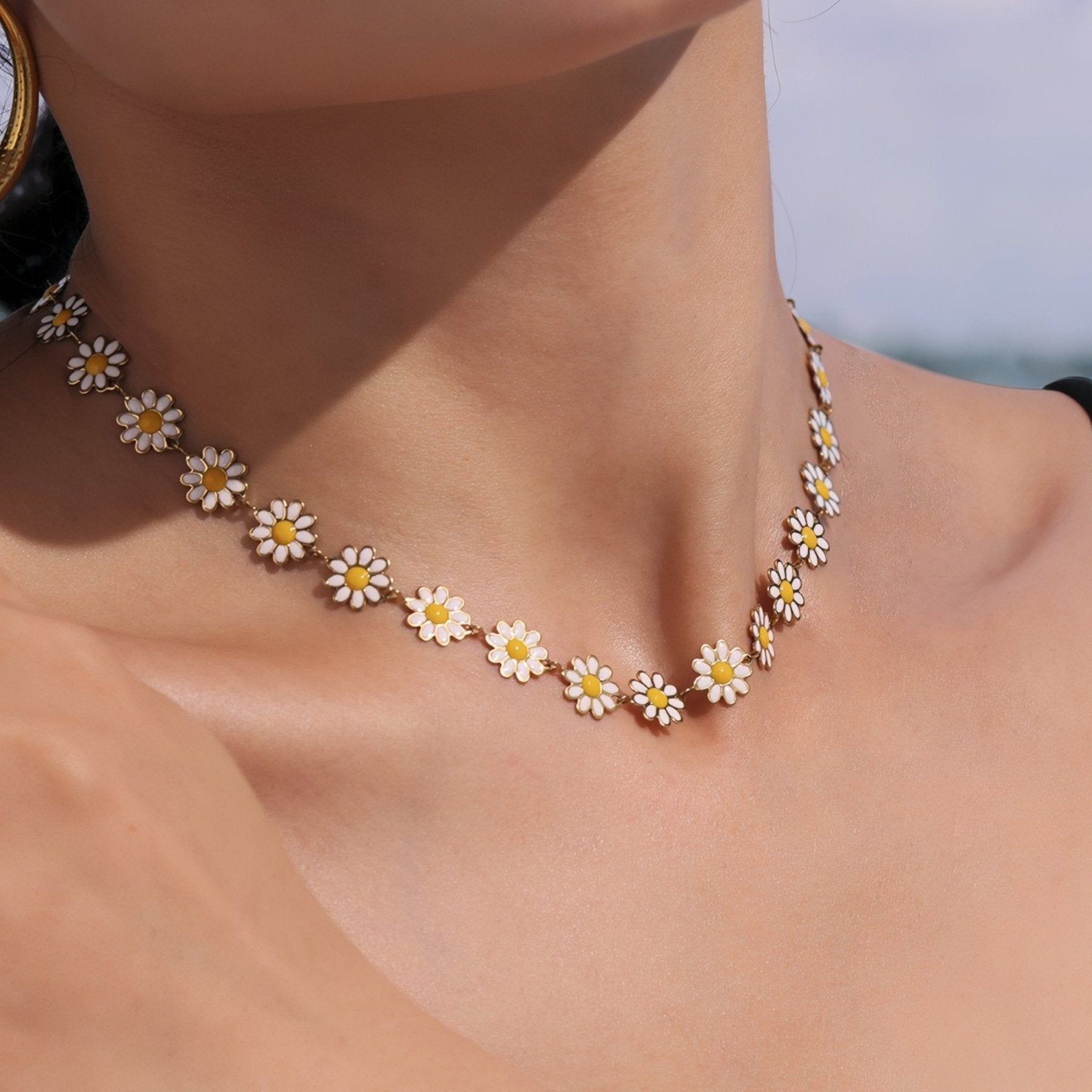 Collier chocker fleurs marguerites pour femme, avec résine émaillée, en acier inoxydable