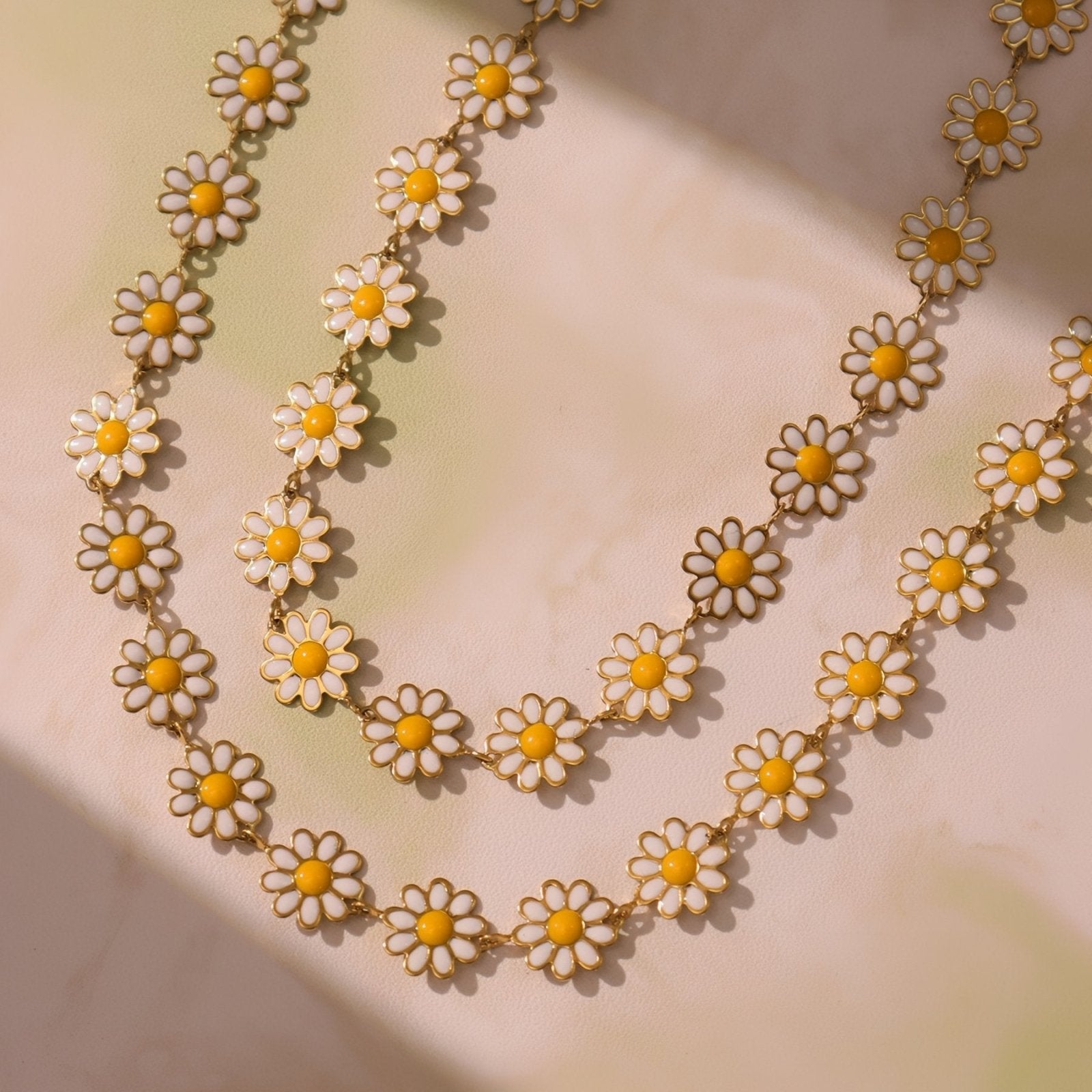 Collier chocker fleurs marguerites pour femme, avec résine émaillée, en acier inoxydable