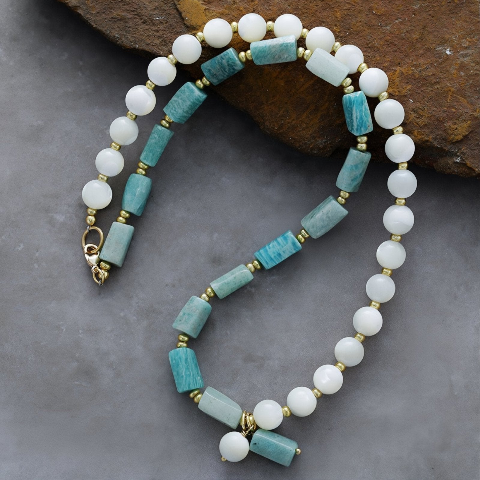 Collier choker en pierres naturelles, amazonite bleue et perles nacrées blanches, style bohème chic