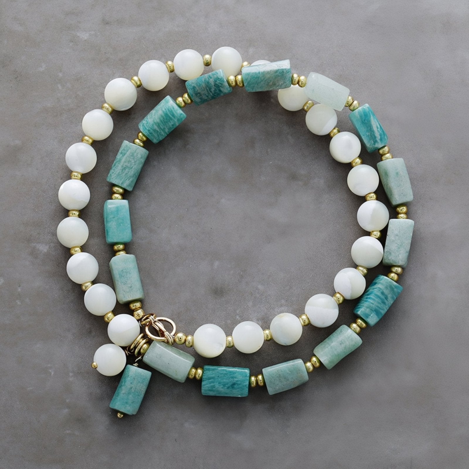 Collier choker en pierres naturelles, amazonite bleue et perles nacrées blanches, style bohème chic