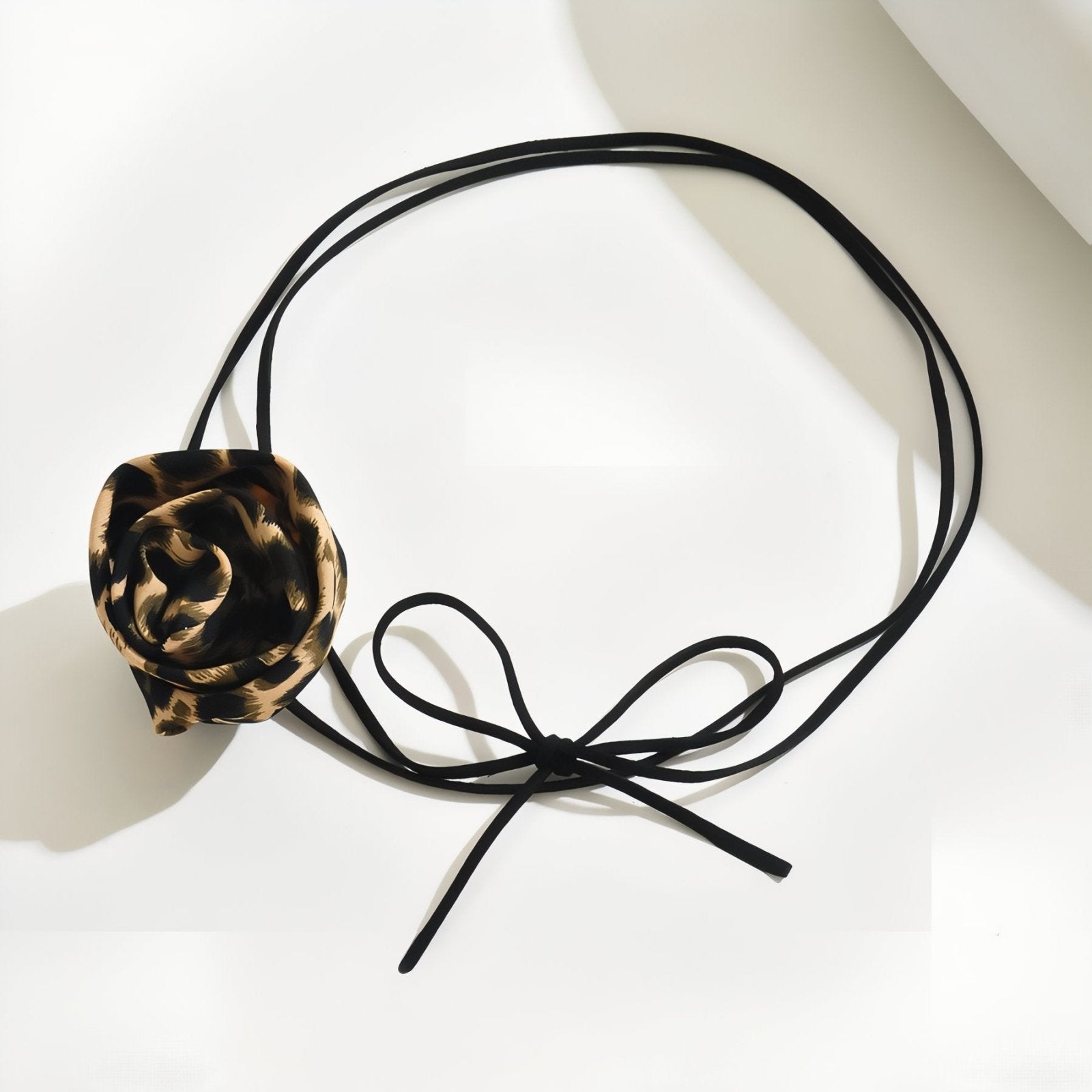 Collier choker femme, orné d'une fleur motif léopard, cordon ras - du - cou noir ajustable