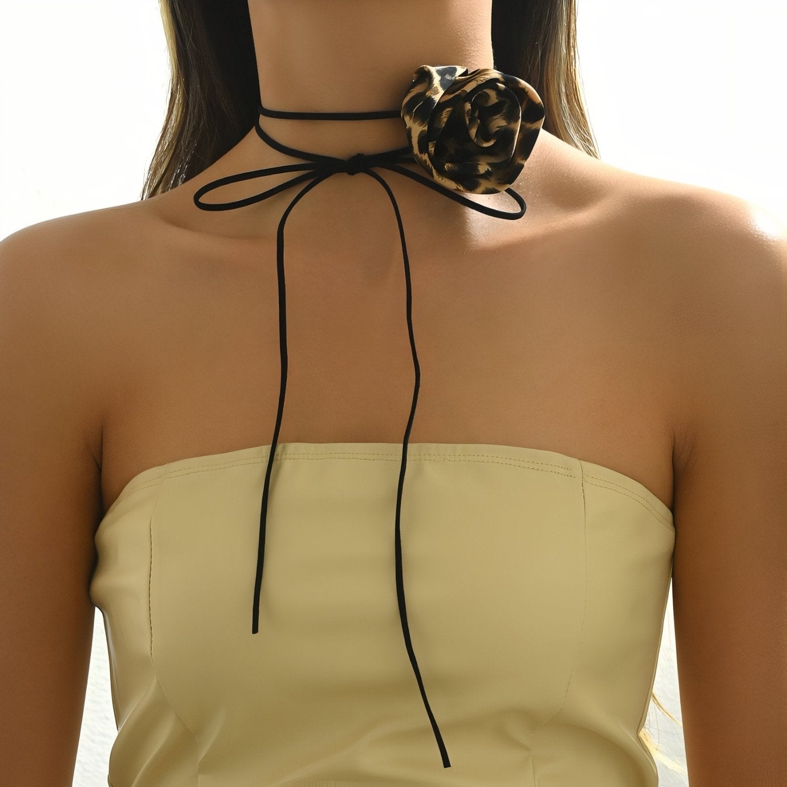 Collier choker femme, orné d'une fleur motif léopard, cordon ras - du - cou noir ajustable