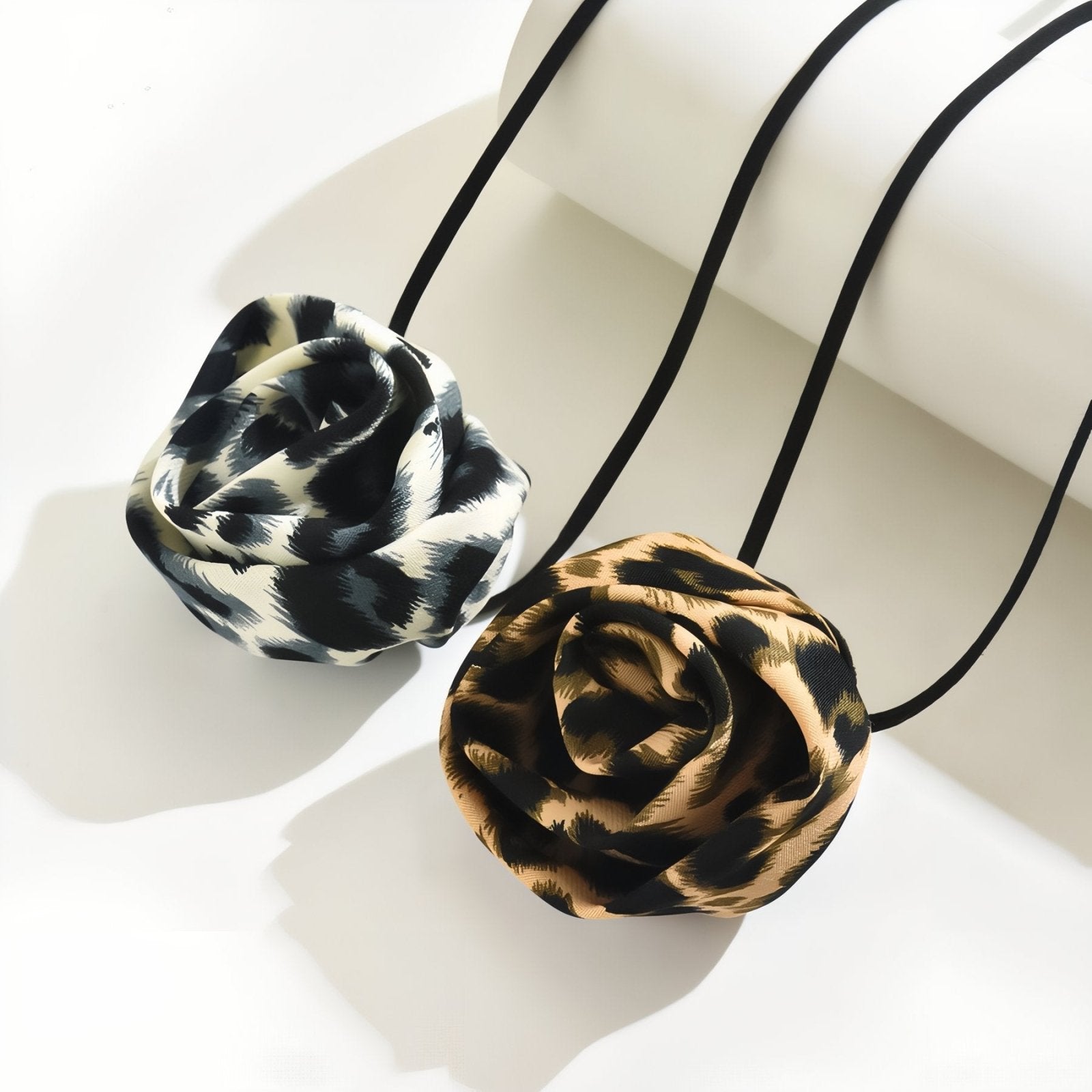 Collier choker femme, orné d'une fleur motif léopard, cordon ras - du - cou noir ajustable