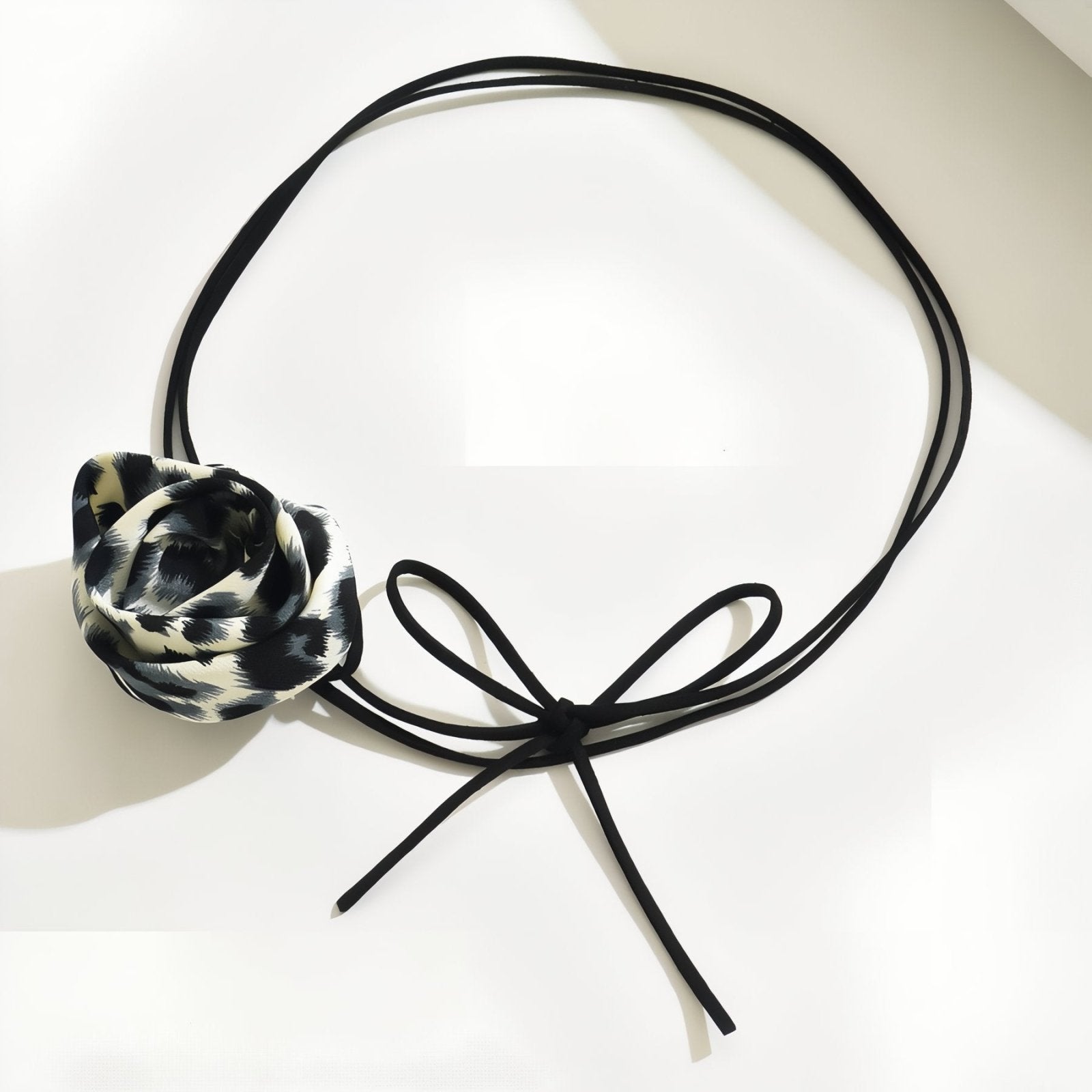 Collier choker femme, orné d'une fleur motif léopard, cordon ras - du - cou noir ajustable