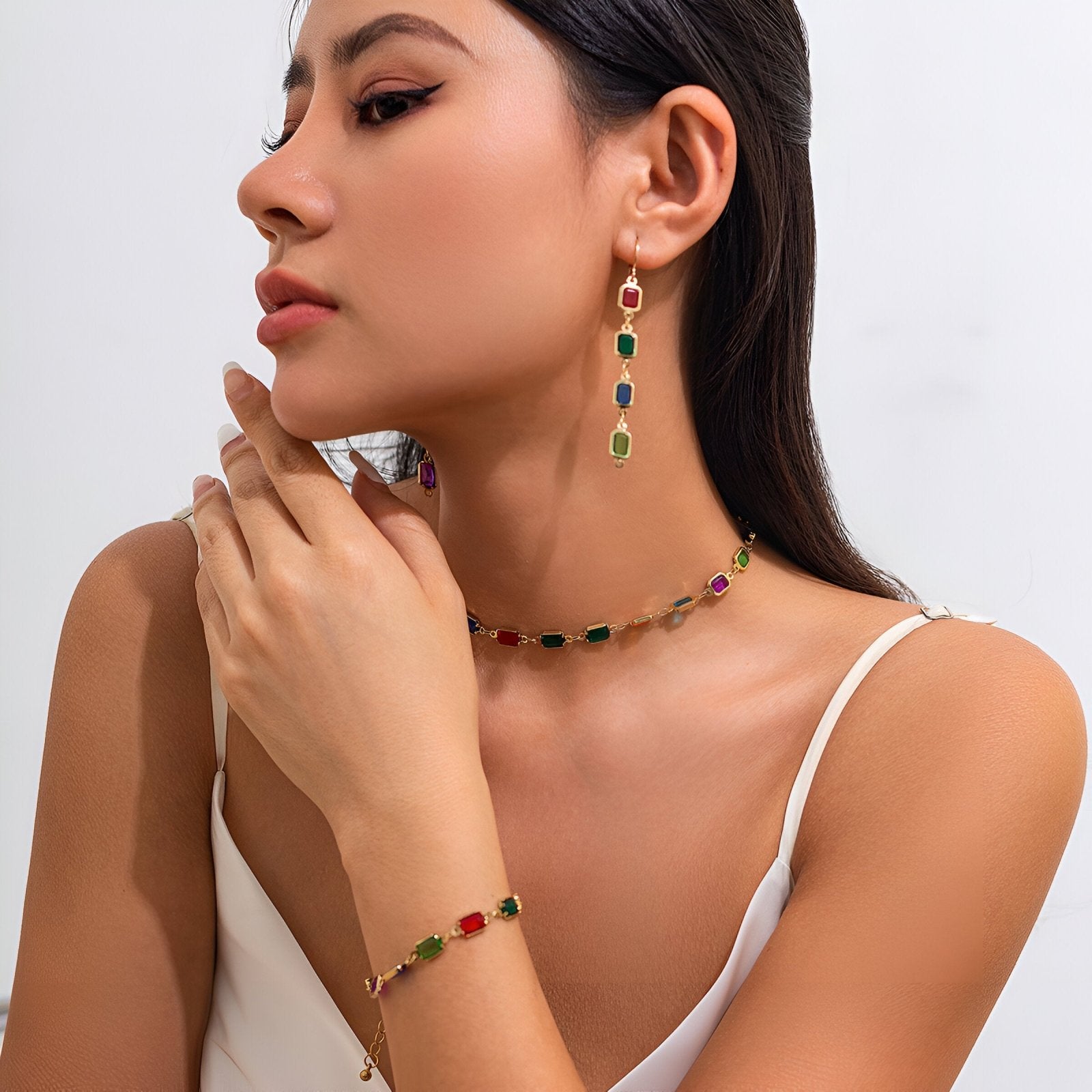 Collier choker géométrique, pierres rectangulaires colorées, finition dorée, modèle Célaïa