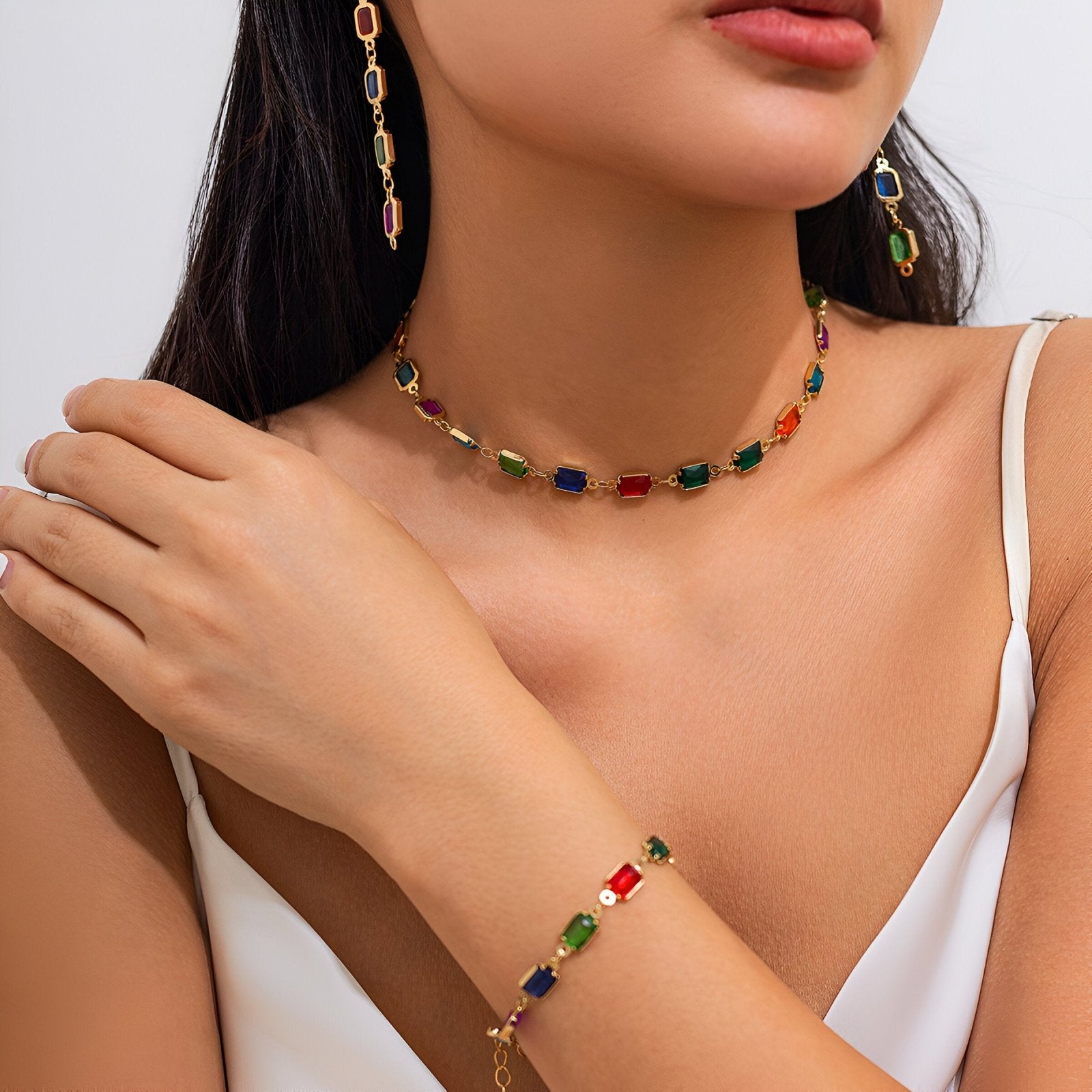 Collier choker géométrique, pierres rectangulaires colorées, finition dorée, modèle Célaïa