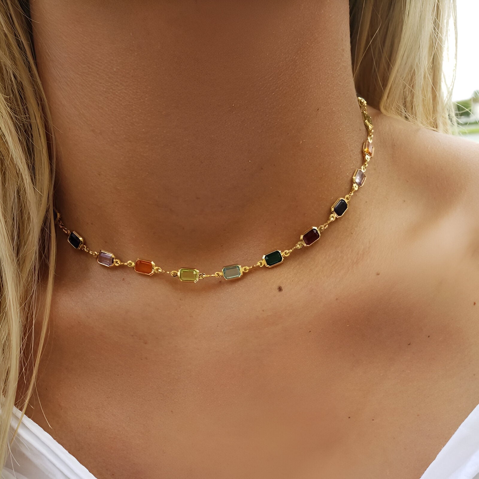 Collier choker géométrique, pierres rectangulaires colorées, finition dorée, modèle Célaïa