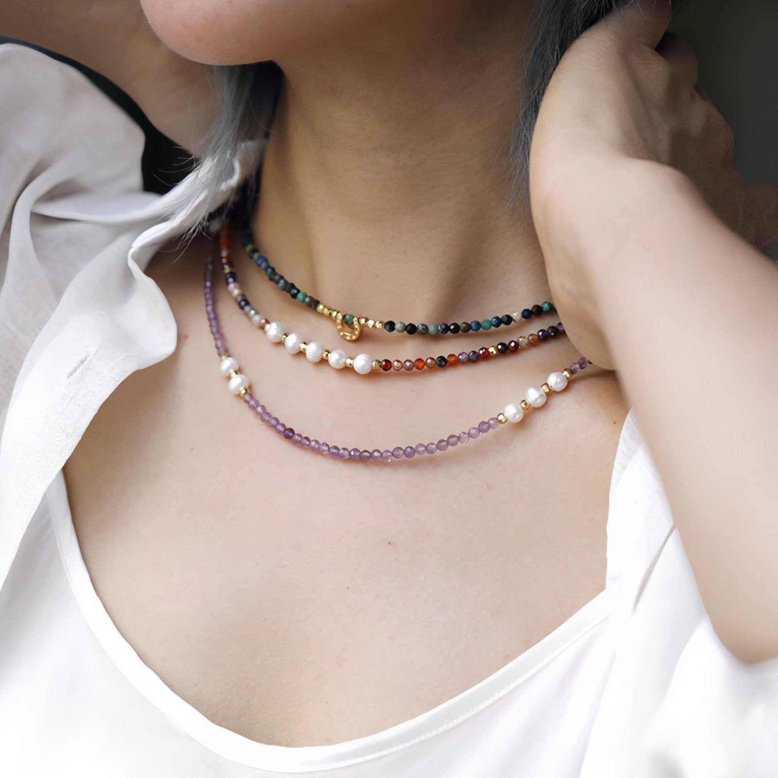 Collier choker pour femme, en pierres naturelles multicolores et ornement fer à cheval ou perles naturelles