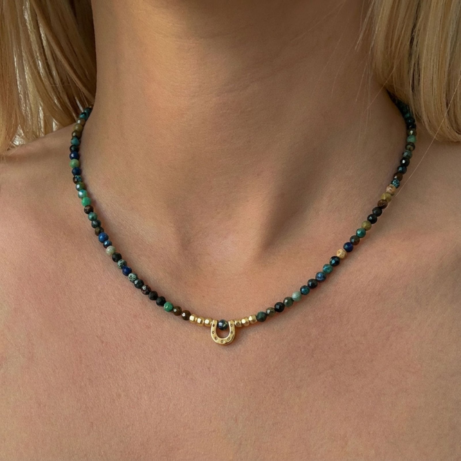 Collier choker pour femme, en pierres naturelles multicolores et ornement fer à cheval ou perles naturelles