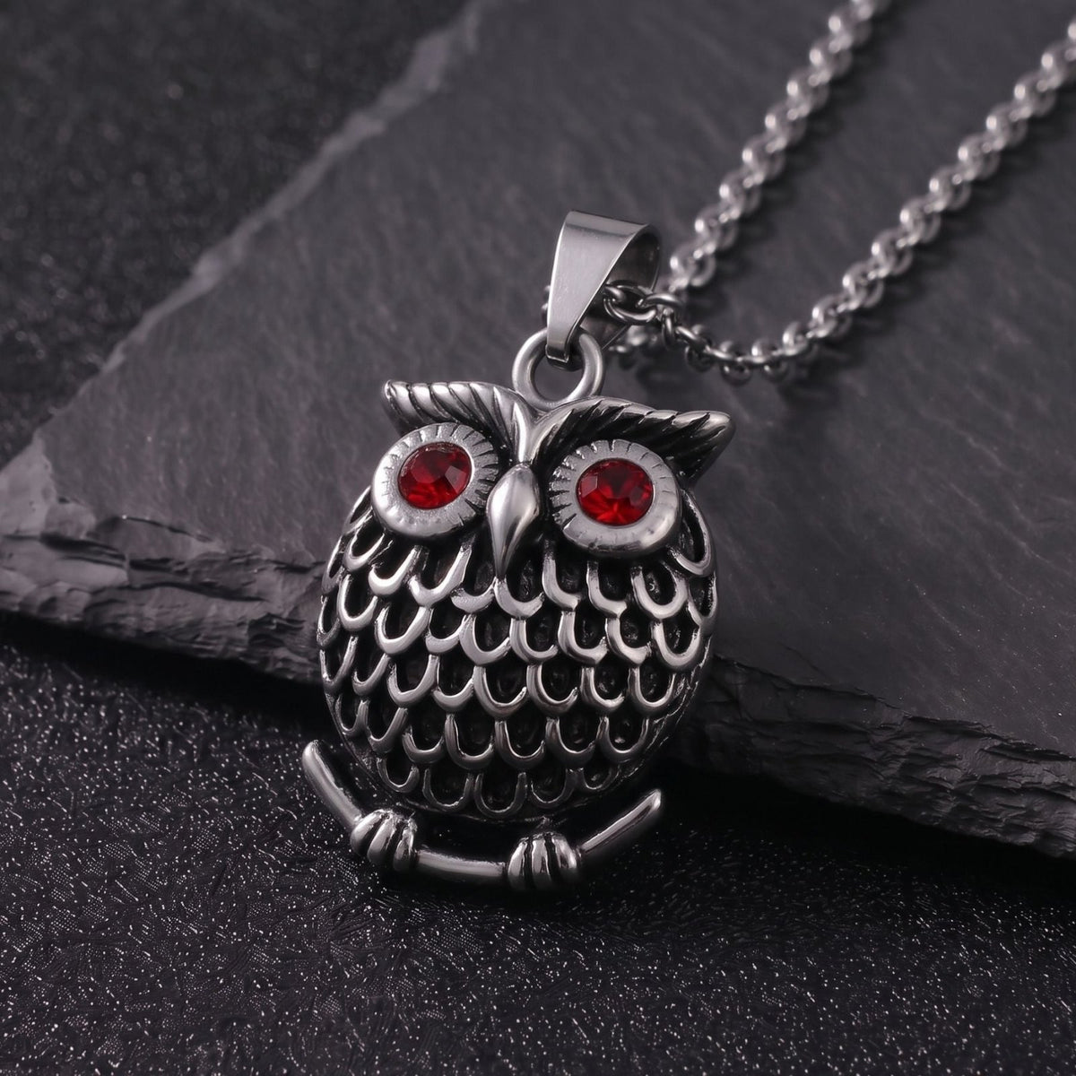 Collier chouette pour homme, en acier titane, pendentif hibou aux yeux sertis de pierres rouges