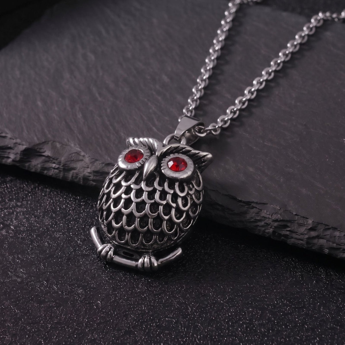Collier chouette pour homme, en acier titane, pendentif hibou aux yeux sertis de pierres rouges