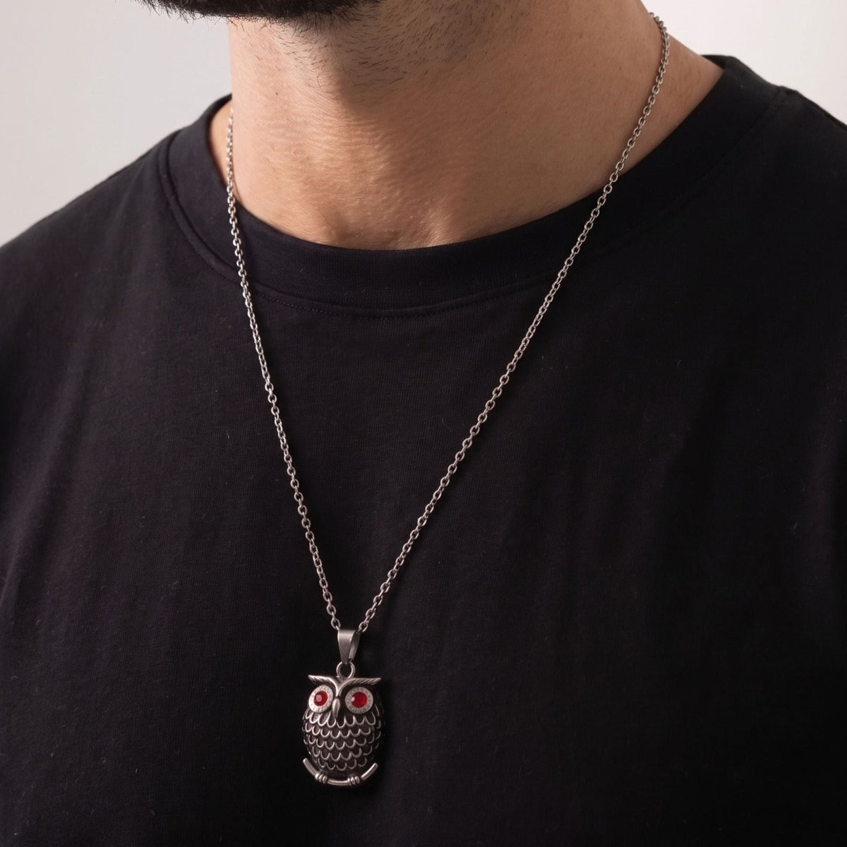 Collier chouette pour homme, en acier titane, pendentif hibou aux yeux sertis de pierres rouges